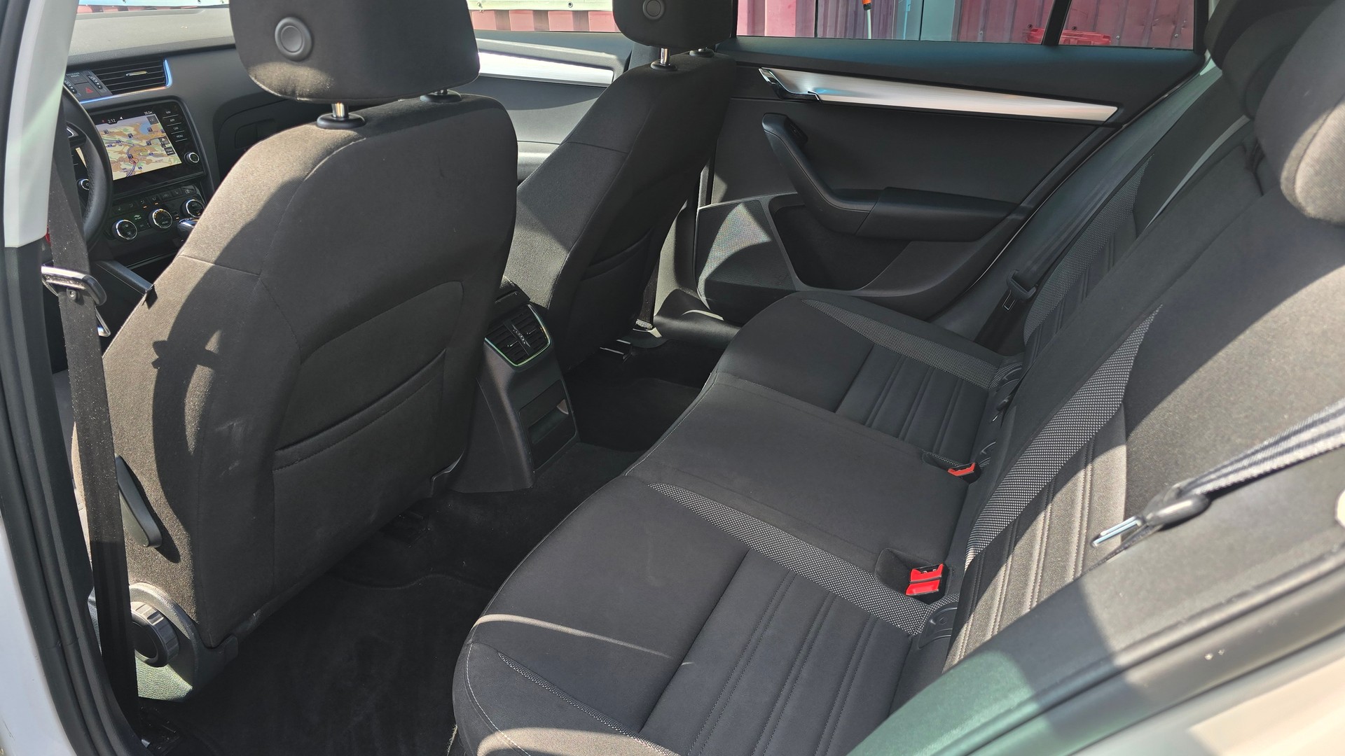 SKODA Octavia Combi 1.6 TDI Ambition-image-11