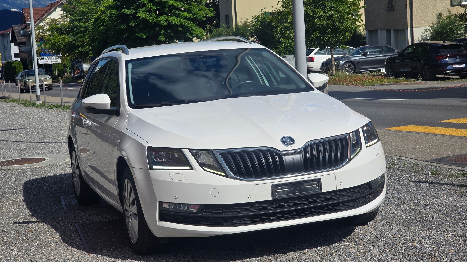 SKODA Octavia Combi 1.6 TDI Ambition-image-0