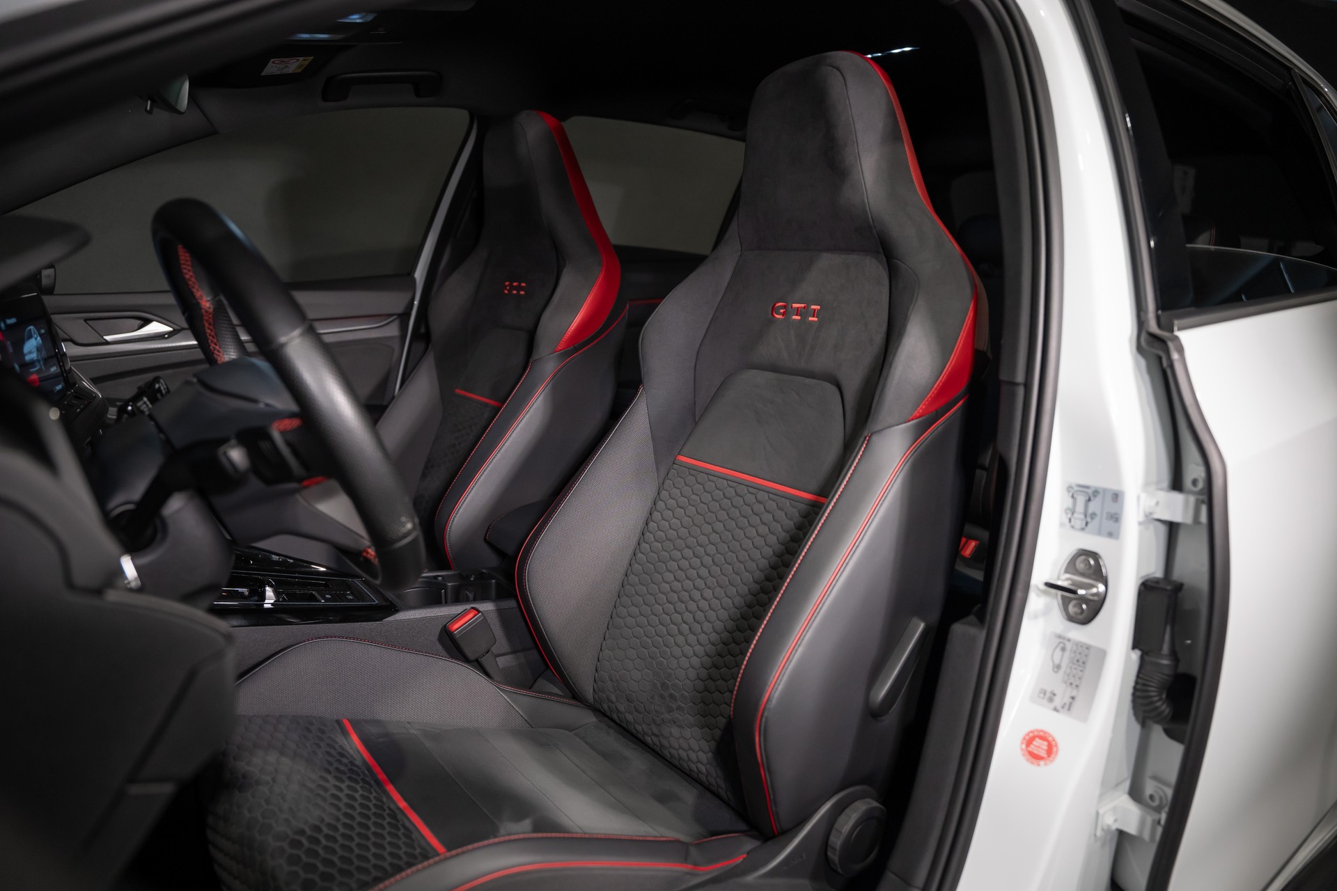 VW Golf VIII 2.0 TSI GTI Clubsport DSG-image-14