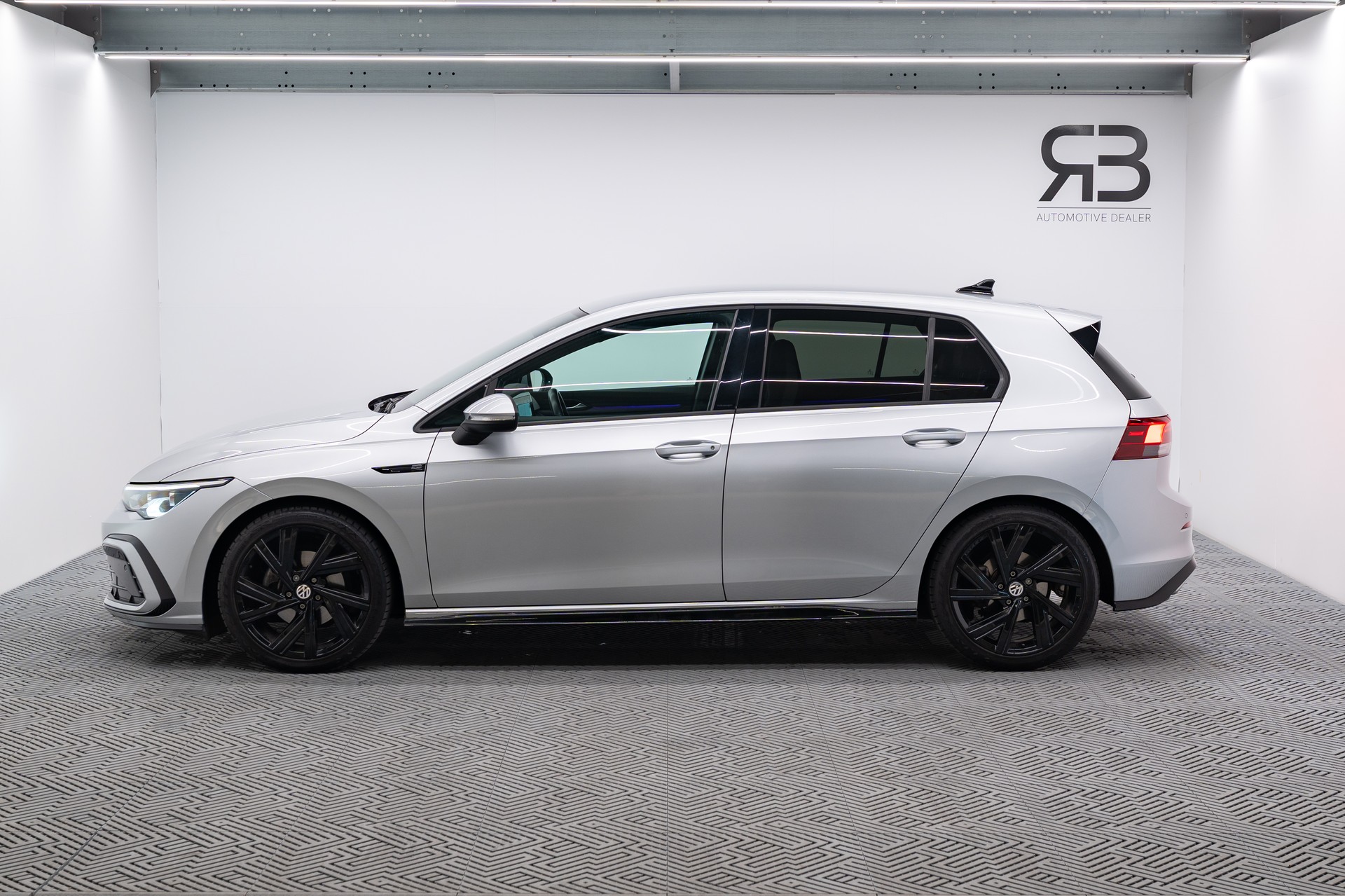 VW Golf 1.5 eTSI mHEV ACT R-Line DSG-image-2
