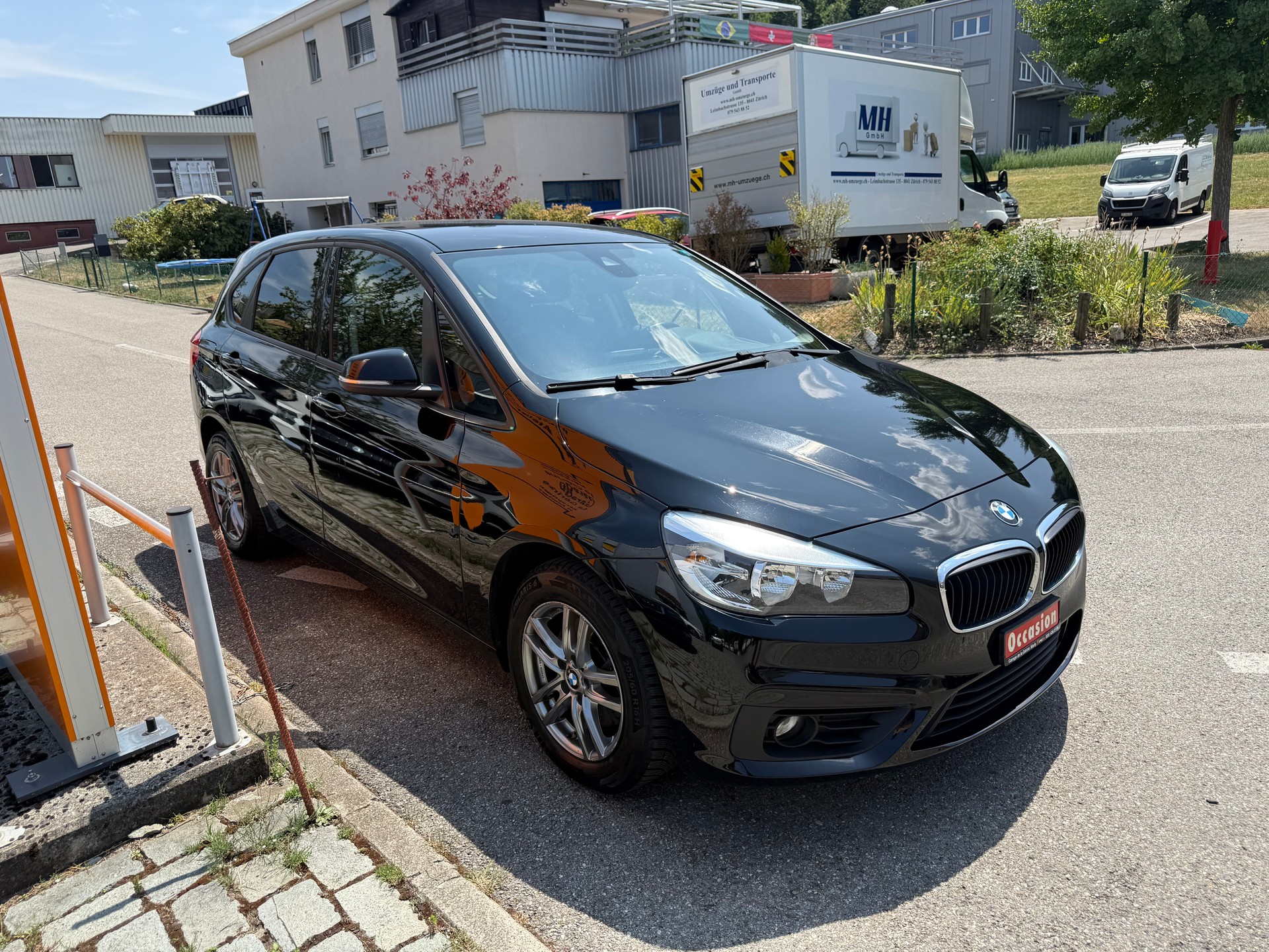 BMW 218i Active Tourer-image-1