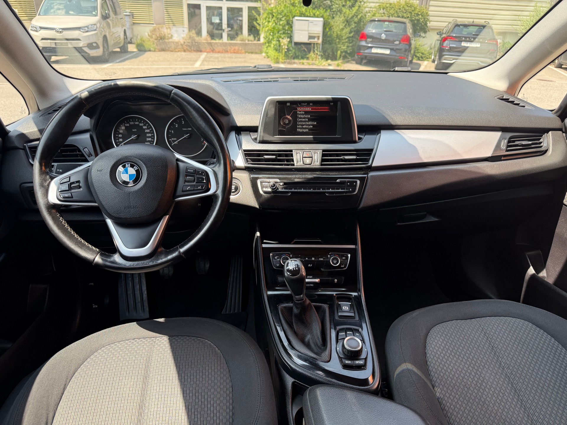 BMW 218i Active Tourer-image-8