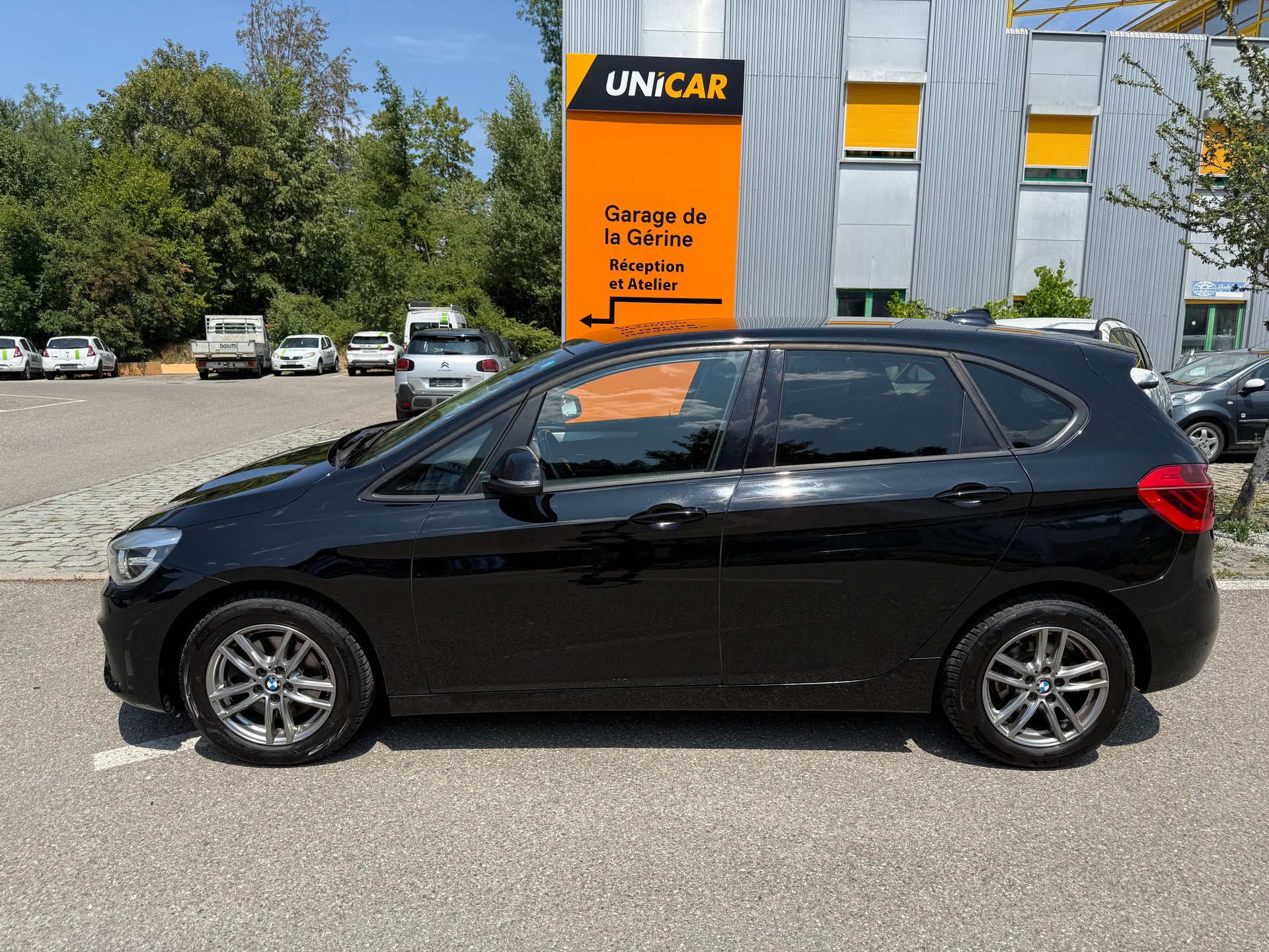BMW 218i Active Tourer-image-2
