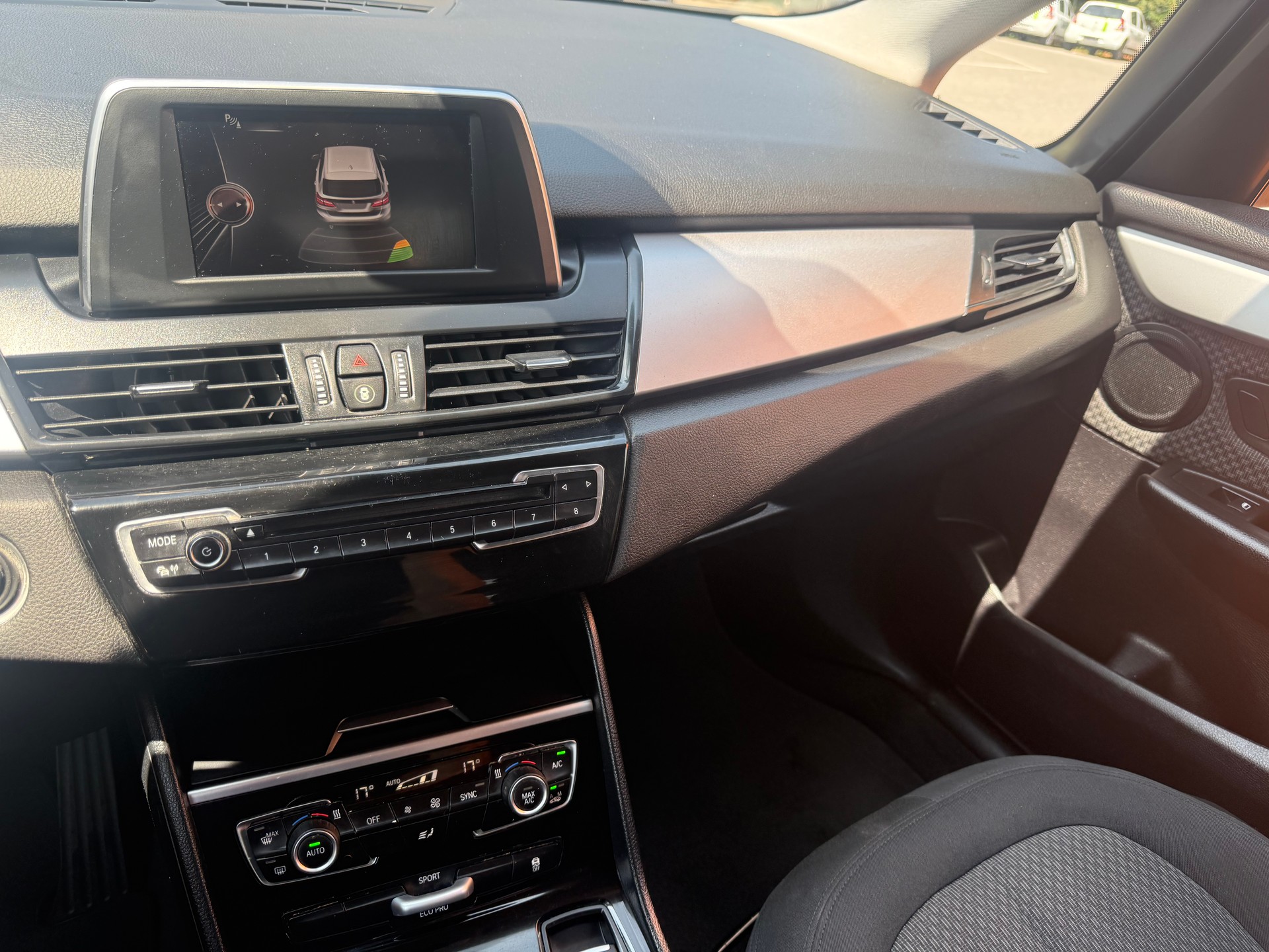 BMW 218i Active Tourer-image-9