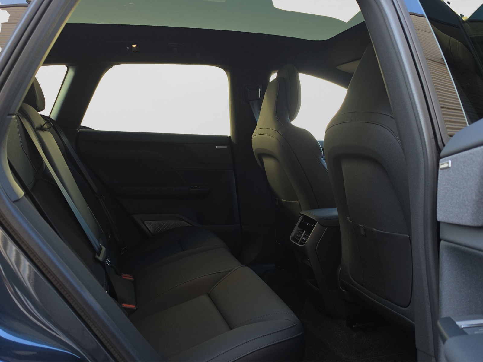 VOLVO EX60 Twin Ultra AWD-image-10