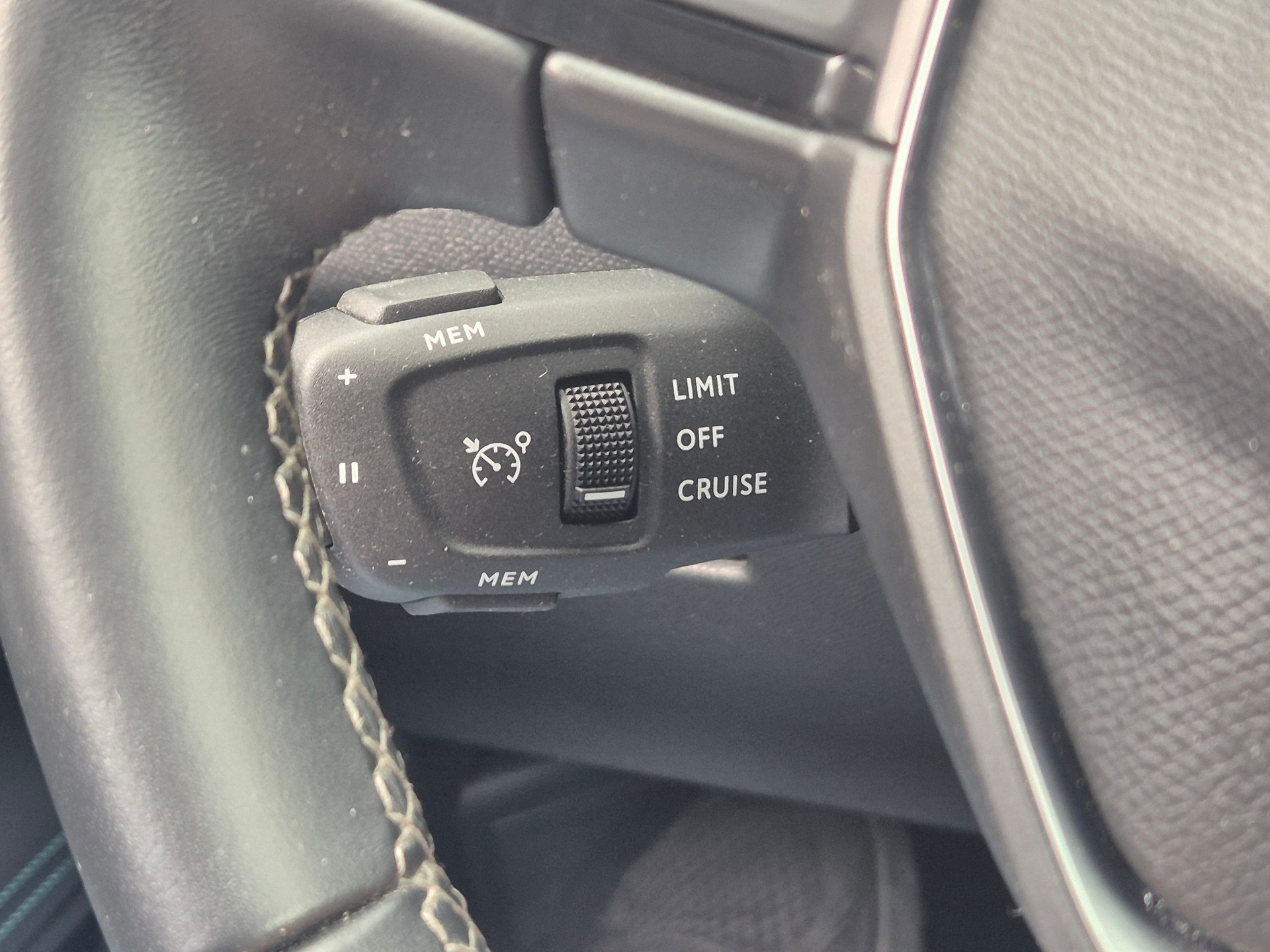 PEUGEOT 3008 1.2 PureTech Allure EAT8-image-30