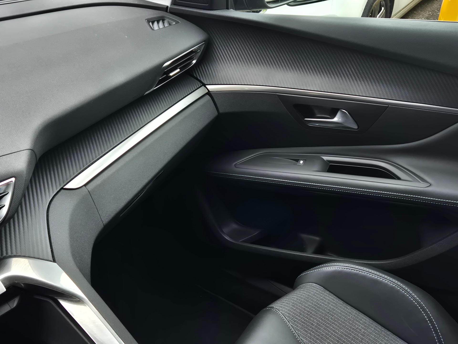 PEUGEOT 3008 1.2 PureTech Allure EAT8-image-20
