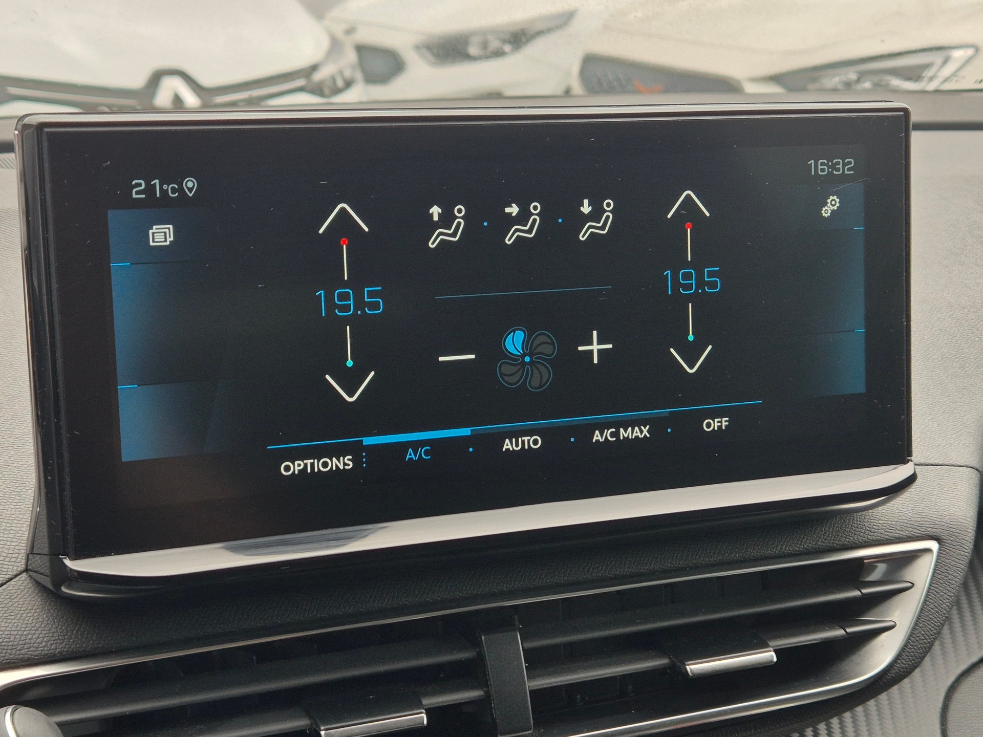 PEUGEOT 3008 1.2 PureTech Allure EAT8-image-25