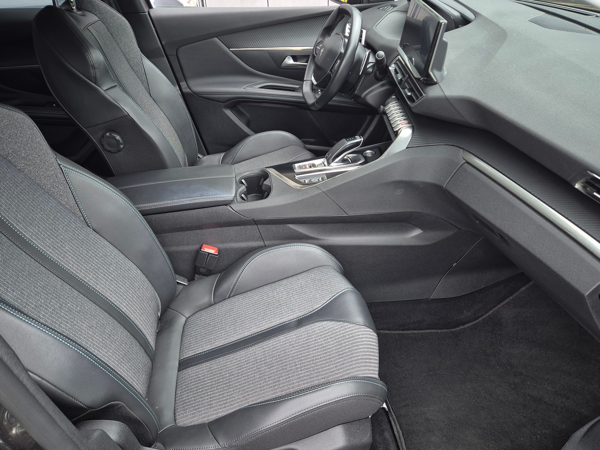 PEUGEOT 3008 1.2 PureTech Allure EAT8-image-15