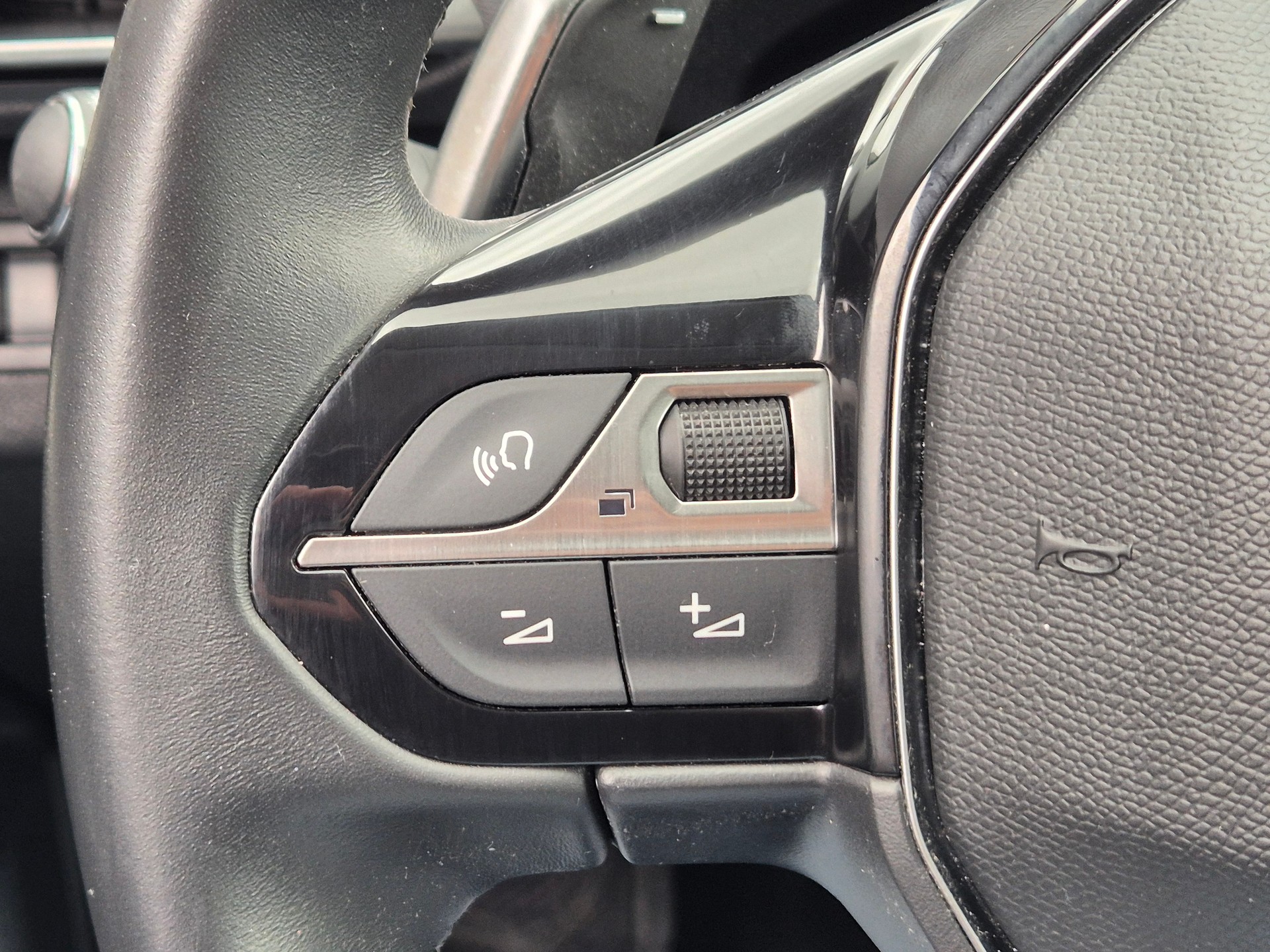 PEUGEOT 3008 1.2 PureTech Allure EAT8-image-29