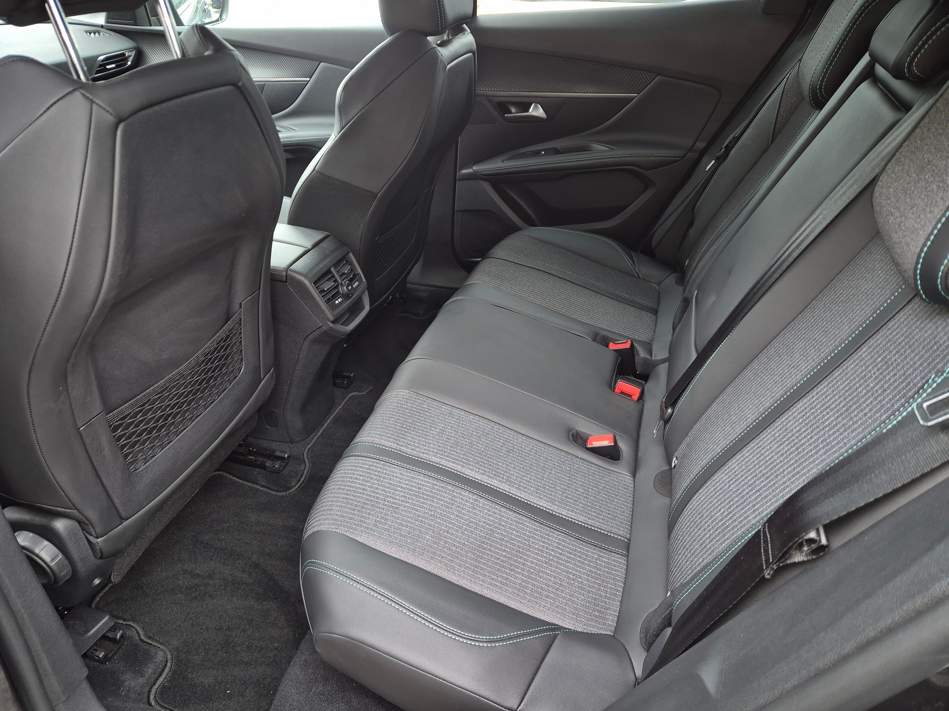 PEUGEOT 3008 1.2 PureTech Allure EAT8-image-16