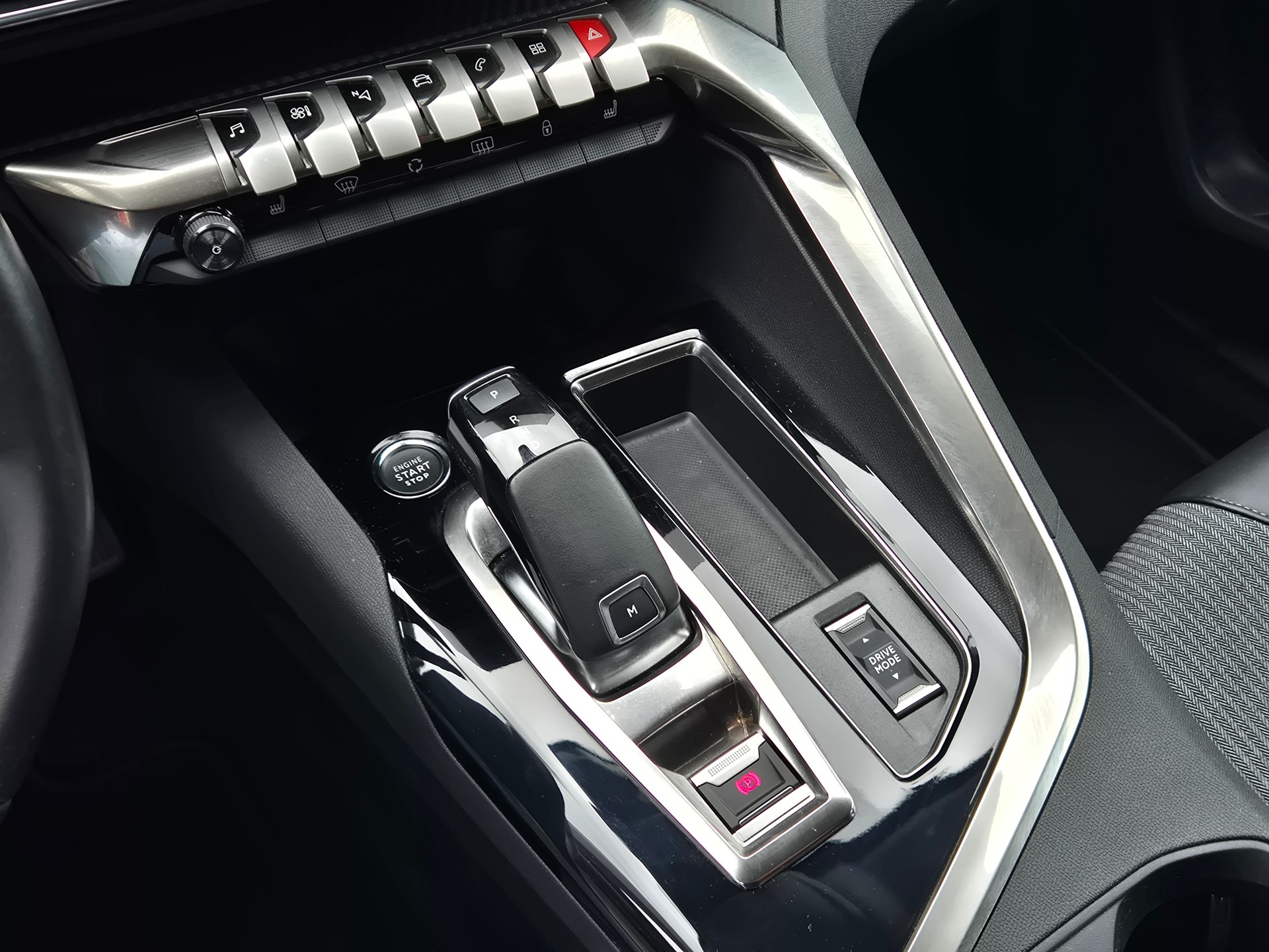 PEUGEOT 3008 1.2 PureTech Allure EAT8-image-18