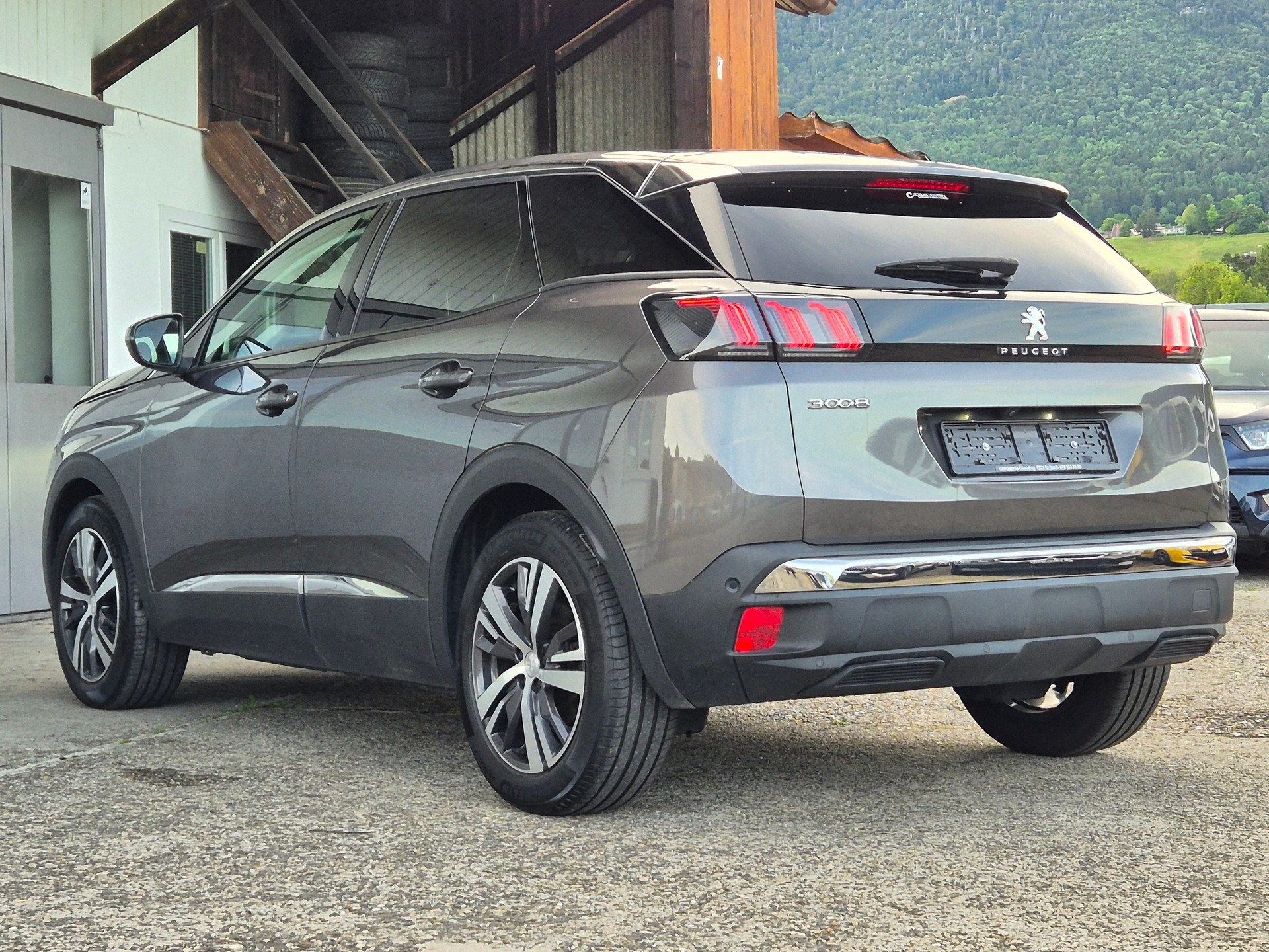 PEUGEOT 3008 1.2 PureTech Allure EAT8-image-8