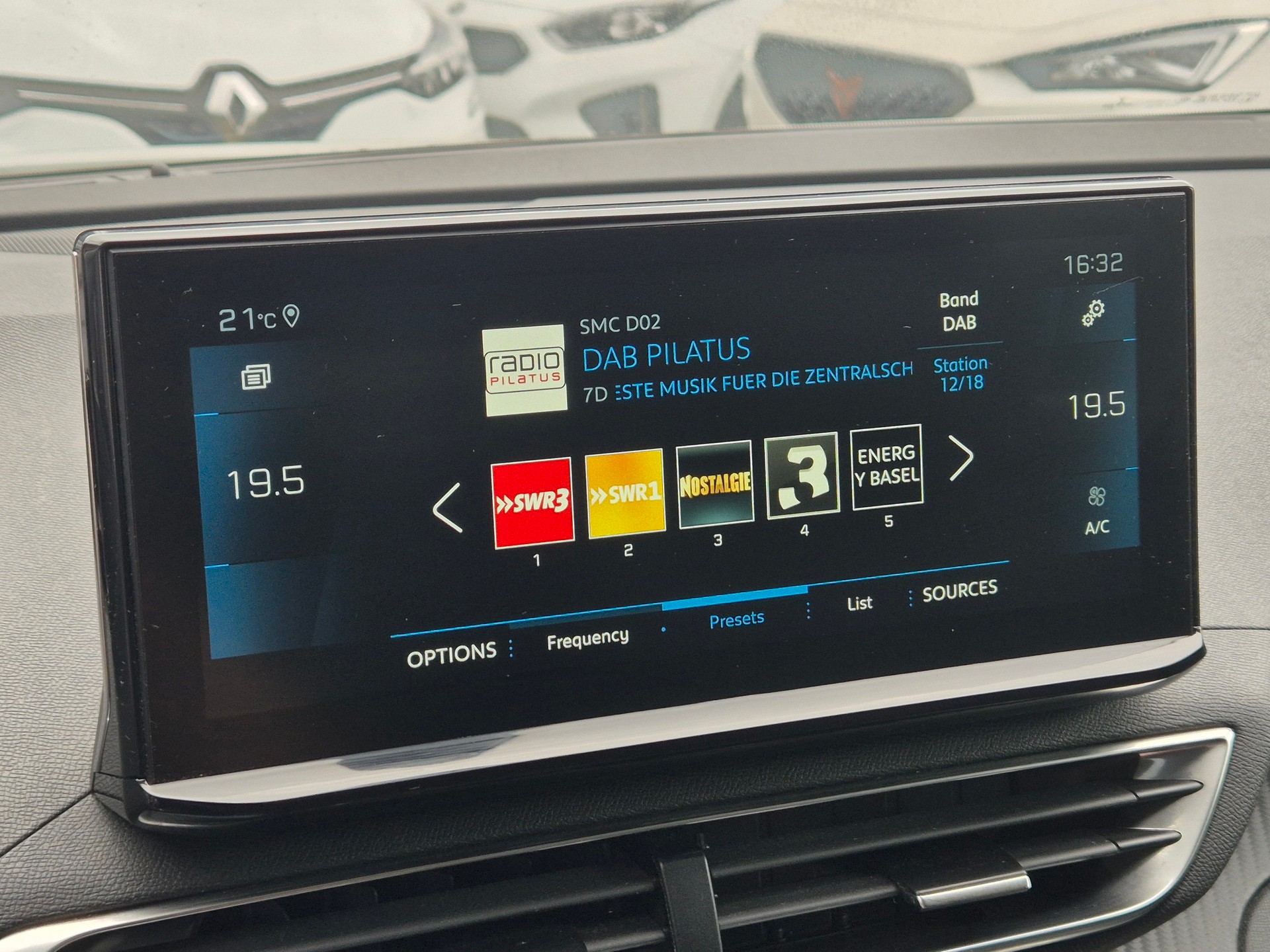 PEUGEOT 3008 1.2 PureTech Allure EAT8-image-24