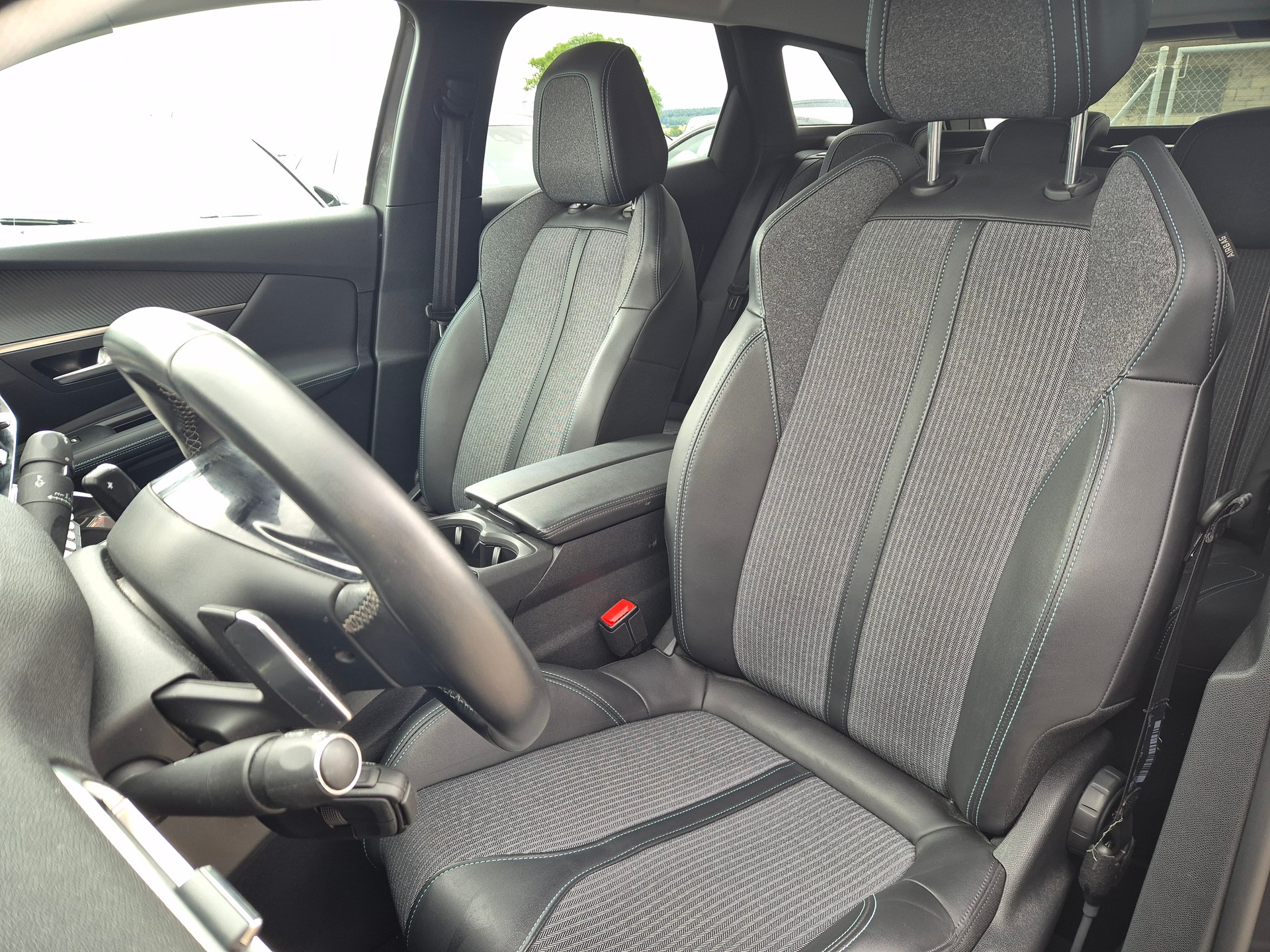 PEUGEOT 3008 1.2 PureTech Allure EAT8-image-14