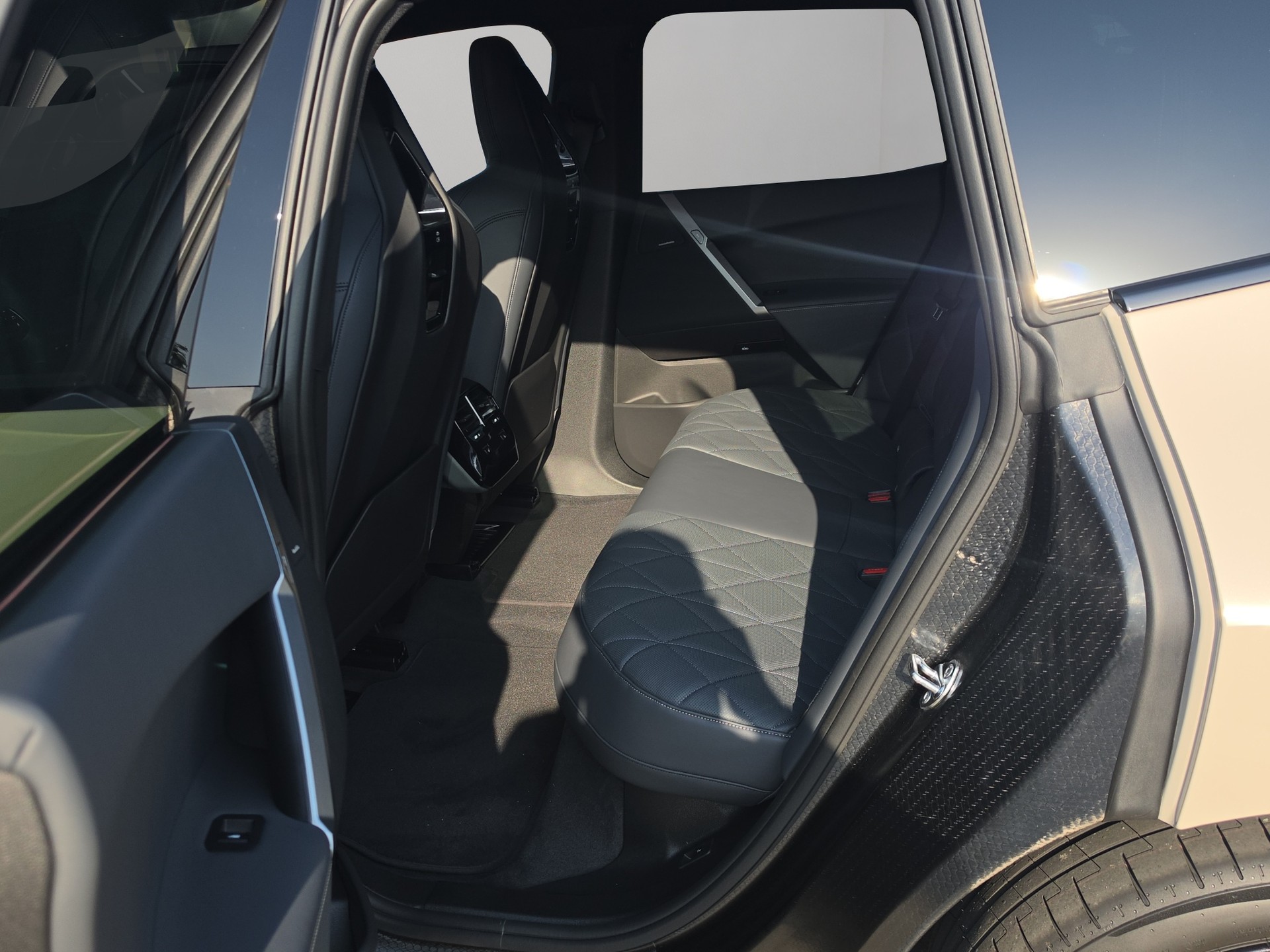 BMW iX xDrive60 M Sport Pro-image-17
