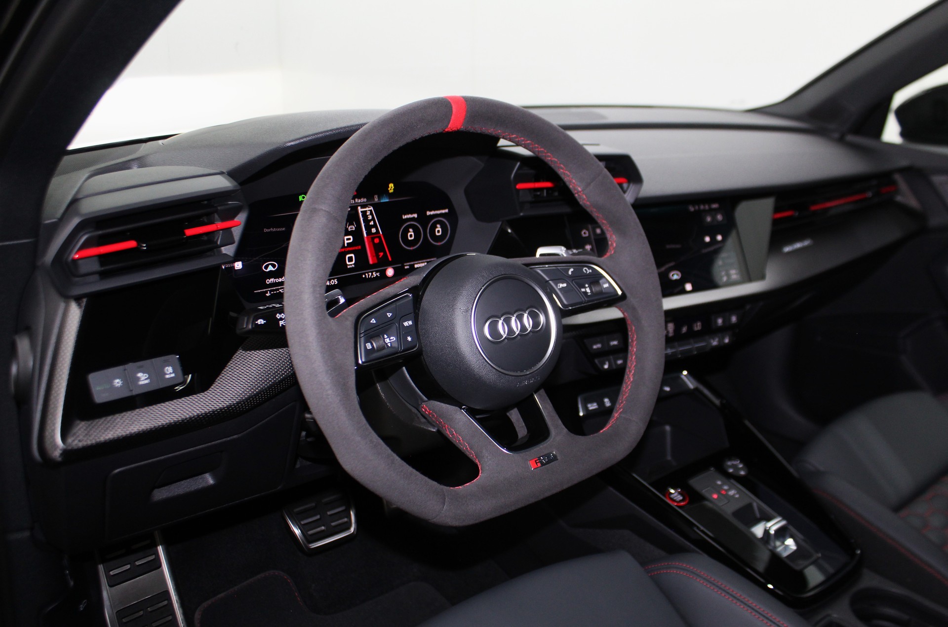 AUDI RS3 Sportback 2.5 TSI quattro S-tronic/ RS-Designpaket plus rot / Keramikbremsanlage / CH-Fahrzeug-image-11