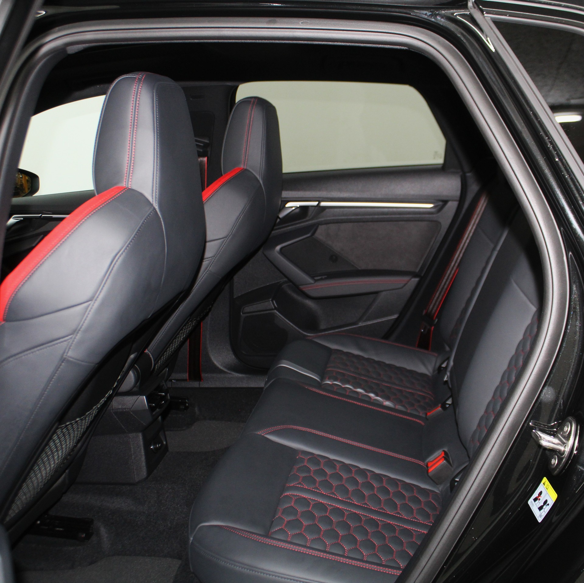 AUDI RS3 Sportback 2.5 TSI quattro S-tronic/ RS-Designpaket plus rot / Keramikbremsanlage / CH-Fahrzeug-image-10