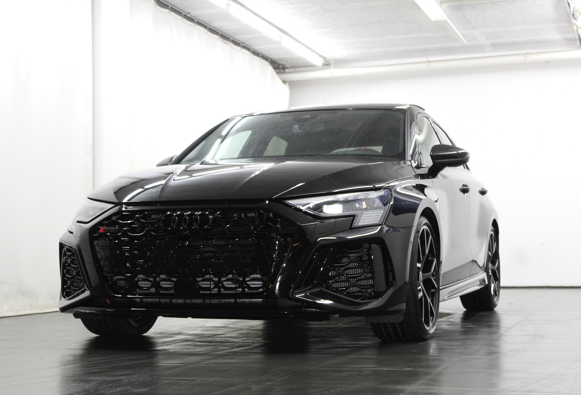 AUDI RS3 Sportback 2.5 TSI quattro S-tronic/ RS-Designpaket plus rot / Keramikbremsanlage / CH-Fahrzeug-image-3