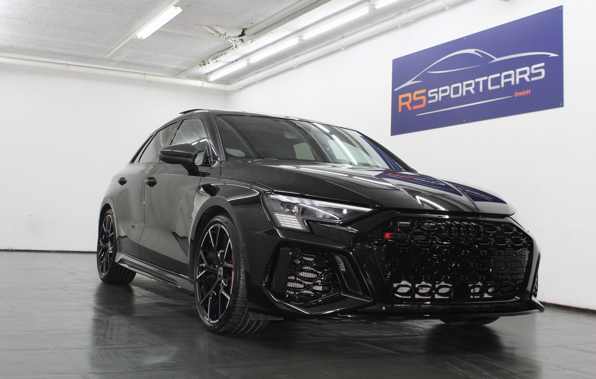 AUDI RS3 Sportback 2.5 TSI quattro S-tronic/ RS-Designpaket plus rot / Keramikbremsanlage / CH-Fahrzeug-image-1