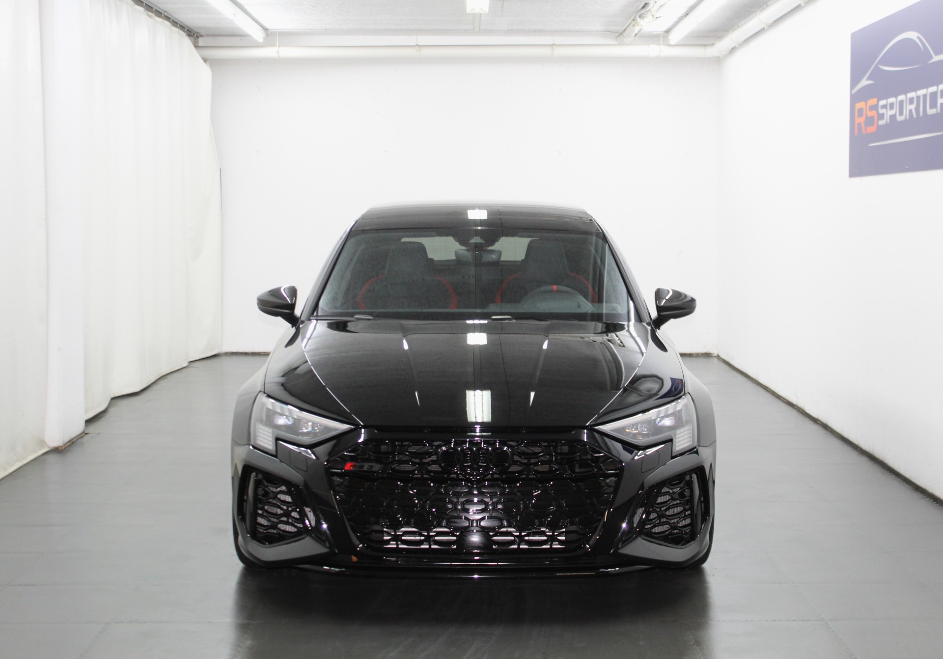 AUDI RS3 Sportback 2.5 TSI quattro S-tronic/ RS-Designpaket plus rot / Keramikbremsanlage / CH-Fahrzeug-image-2