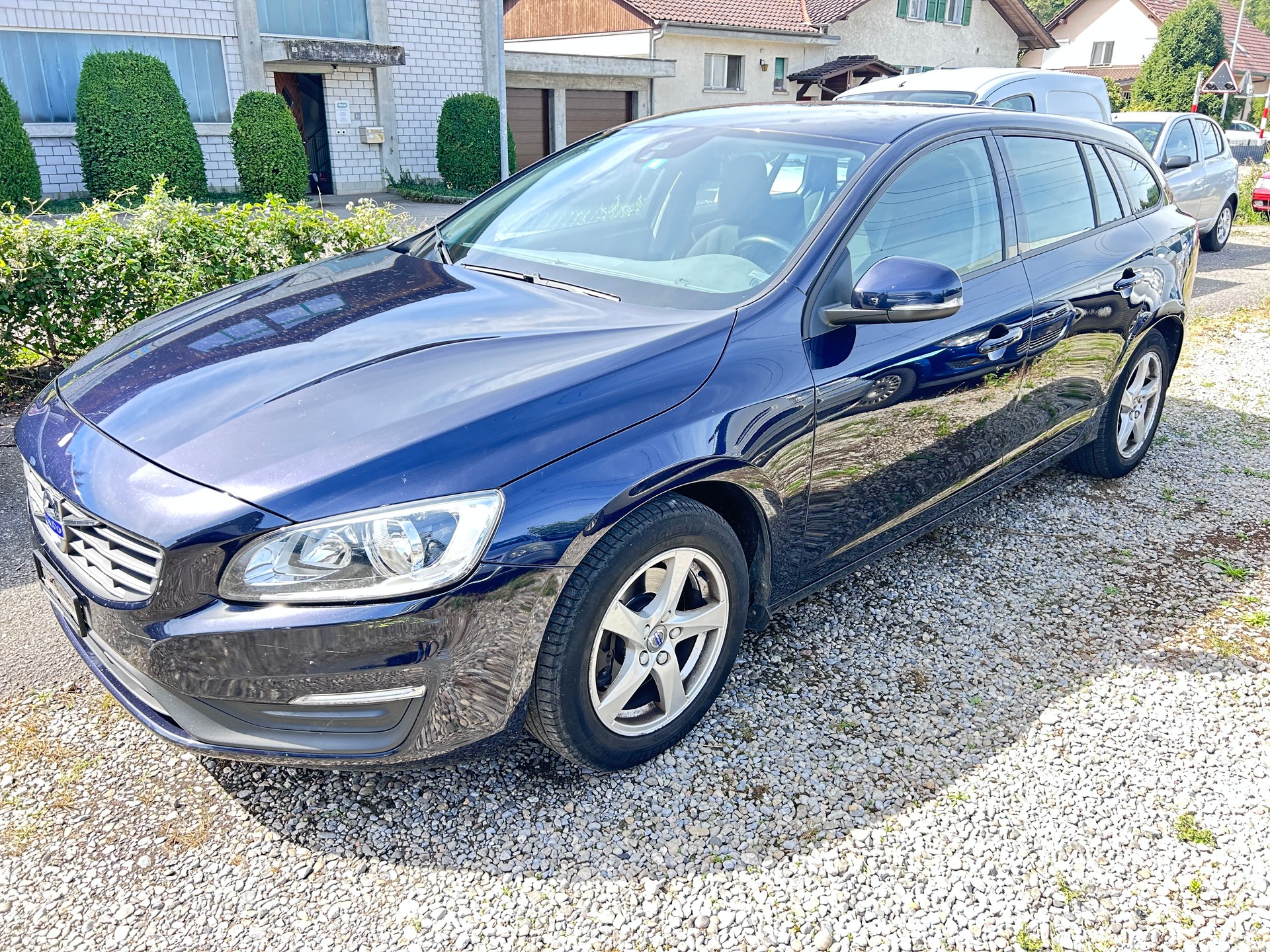 VOLVO V60 D4 Summum-image-0