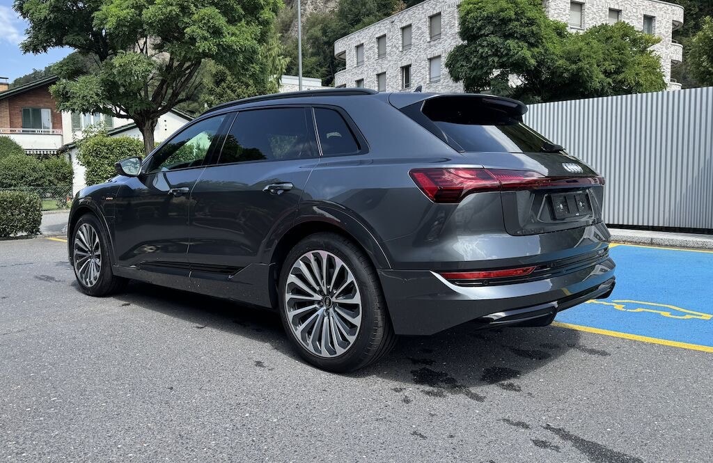 AUDI e-tron 55 S Line quattro-image-2