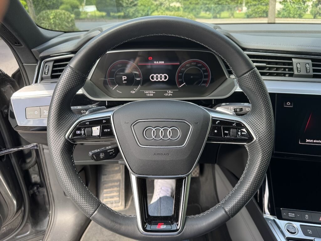 AUDI e-tron 55 S Line quattro-image-9