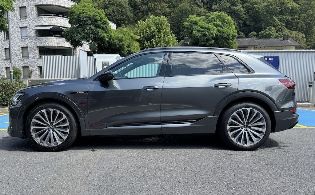AUDI e-tron 55 S Line quattro-image-1