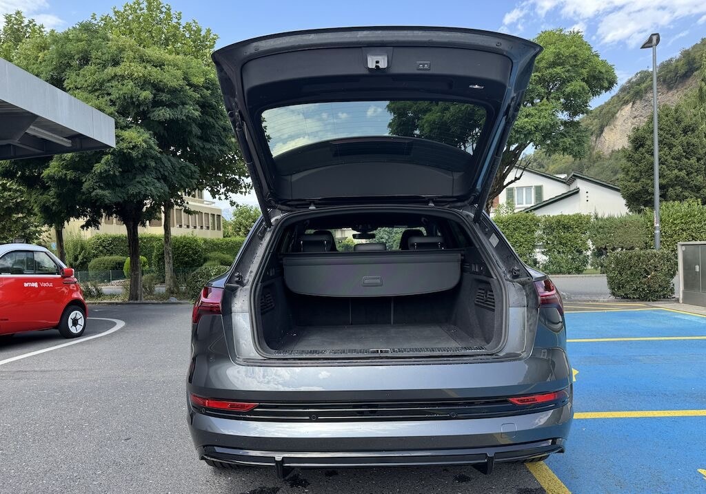 AUDI e-tron 55 S Line quattro-image-4