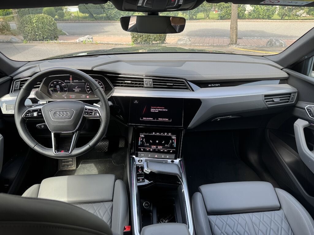 AUDI e-tron 55 S Line quattro-image-10