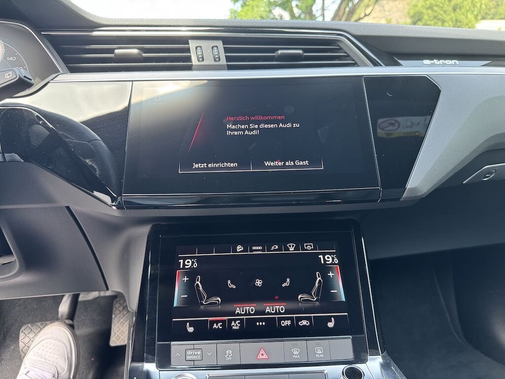 AUDI e-tron 55 S Line quattro-image-8