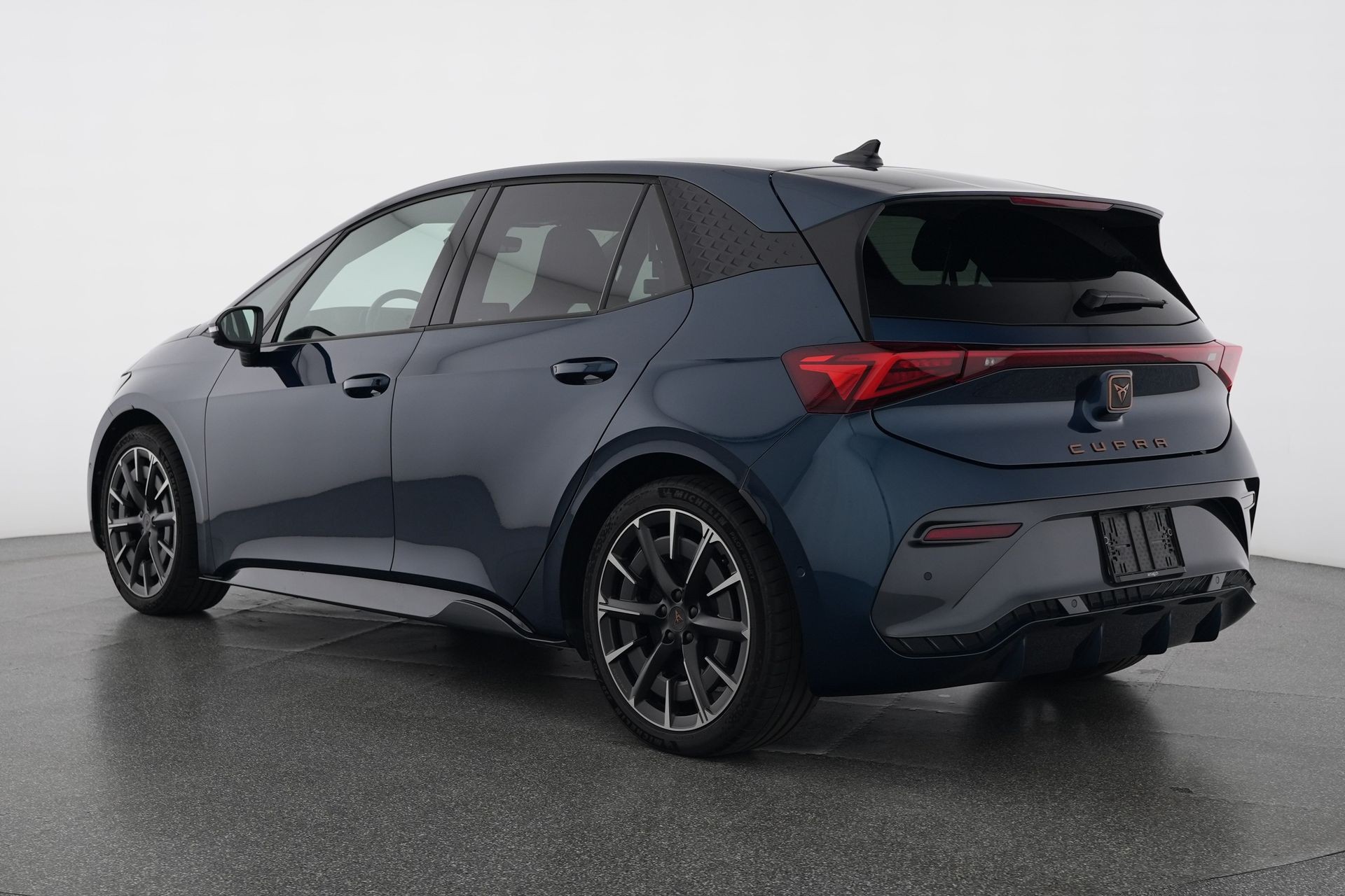 CUPRA Born 77 kWh e-Boost-showroom-element-3
