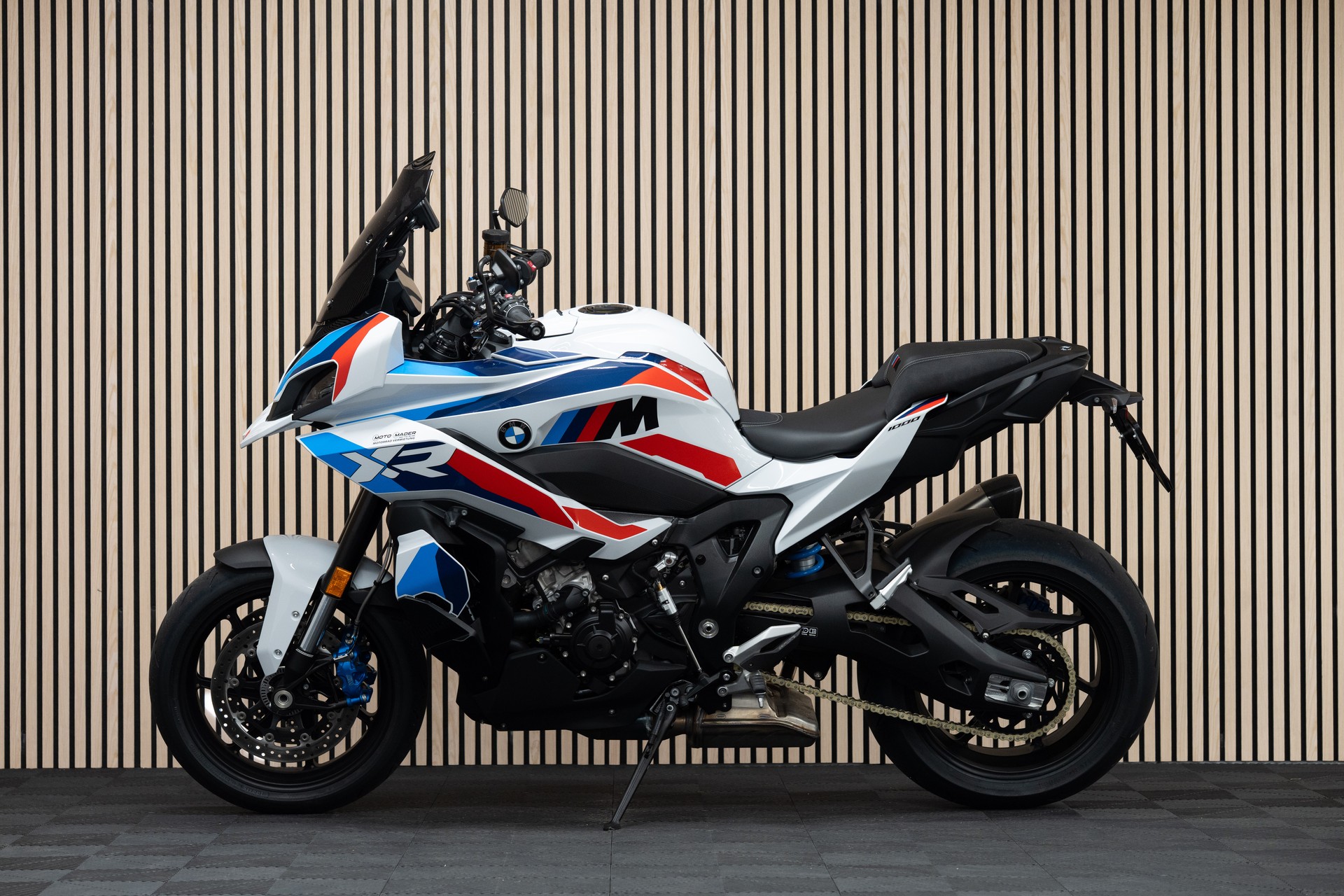 BMW M 1000 XR-showroom-element-1