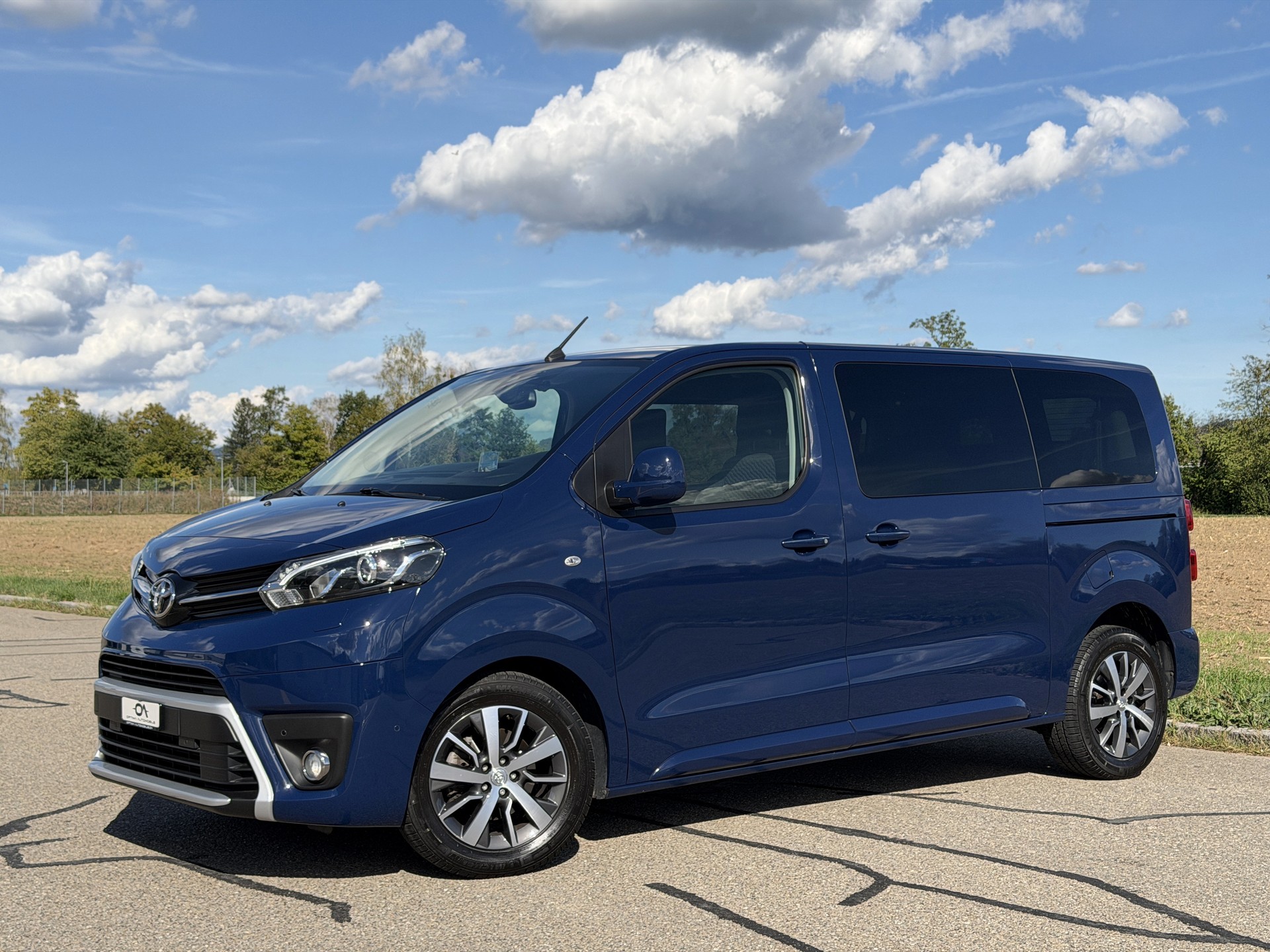 TOYOTA Proace Verso 2.0 D-4D Family L1 - *8-PLÄTZER / 1. HAND* - *TOP-AUSSTATTUNG* - *8-FACH ALU & GARANTIE*-image-2