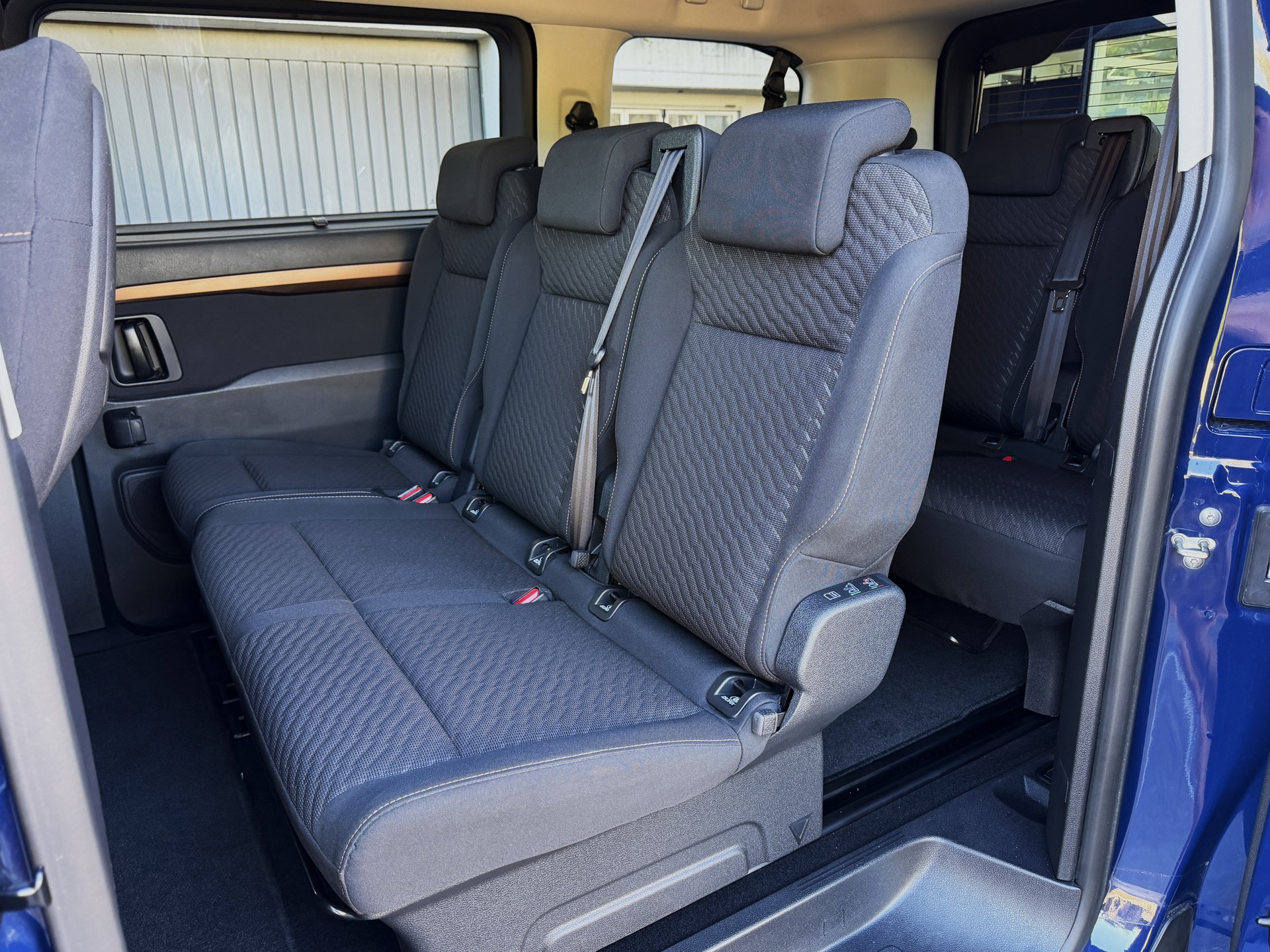 TOYOTA Proace Verso 2.0 D-4D Family L1 - *8-PLÄTZER / 1. HAND* - *TOP-AUSSTATTUNG* - *8-FACH ALU & GARANTIE*-image-21
