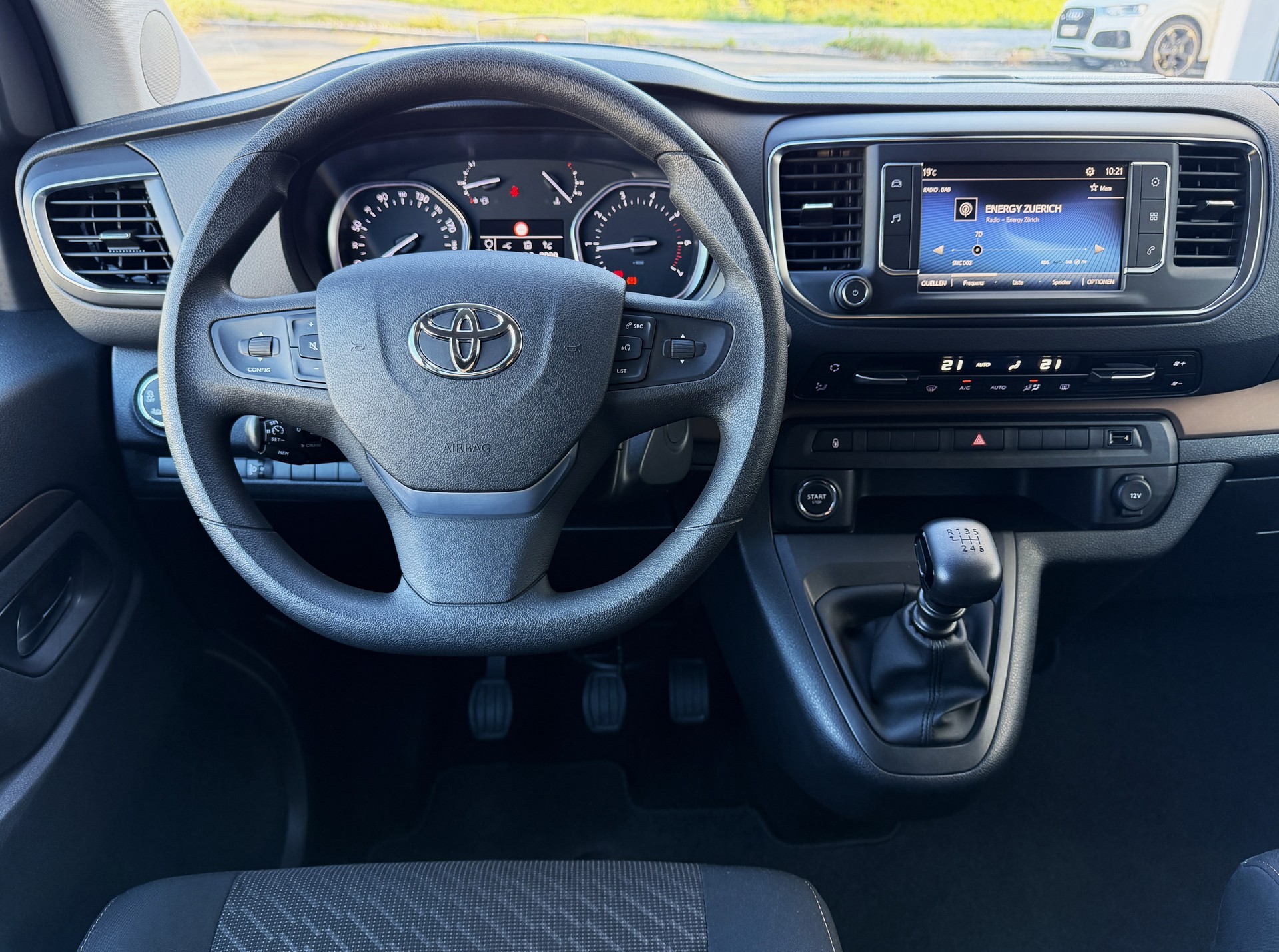 TOYOTA Proace Verso 2.0 D-4D Family L1 - *8-PLÄTZER / 1. HAND* - *TOP-AUSSTATTUNG* - *8-FACH ALU & GARANTIE*-image-18