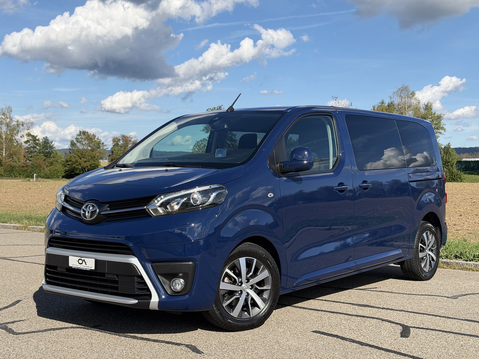 TOYOTA Proace Verso 2.0 D-4D Family L1 - *8-PLÄTZER / 1. HAND* - *TOP-AUSSTATTUNG* - *8-FACH ALU & GARANTIE*-image-1