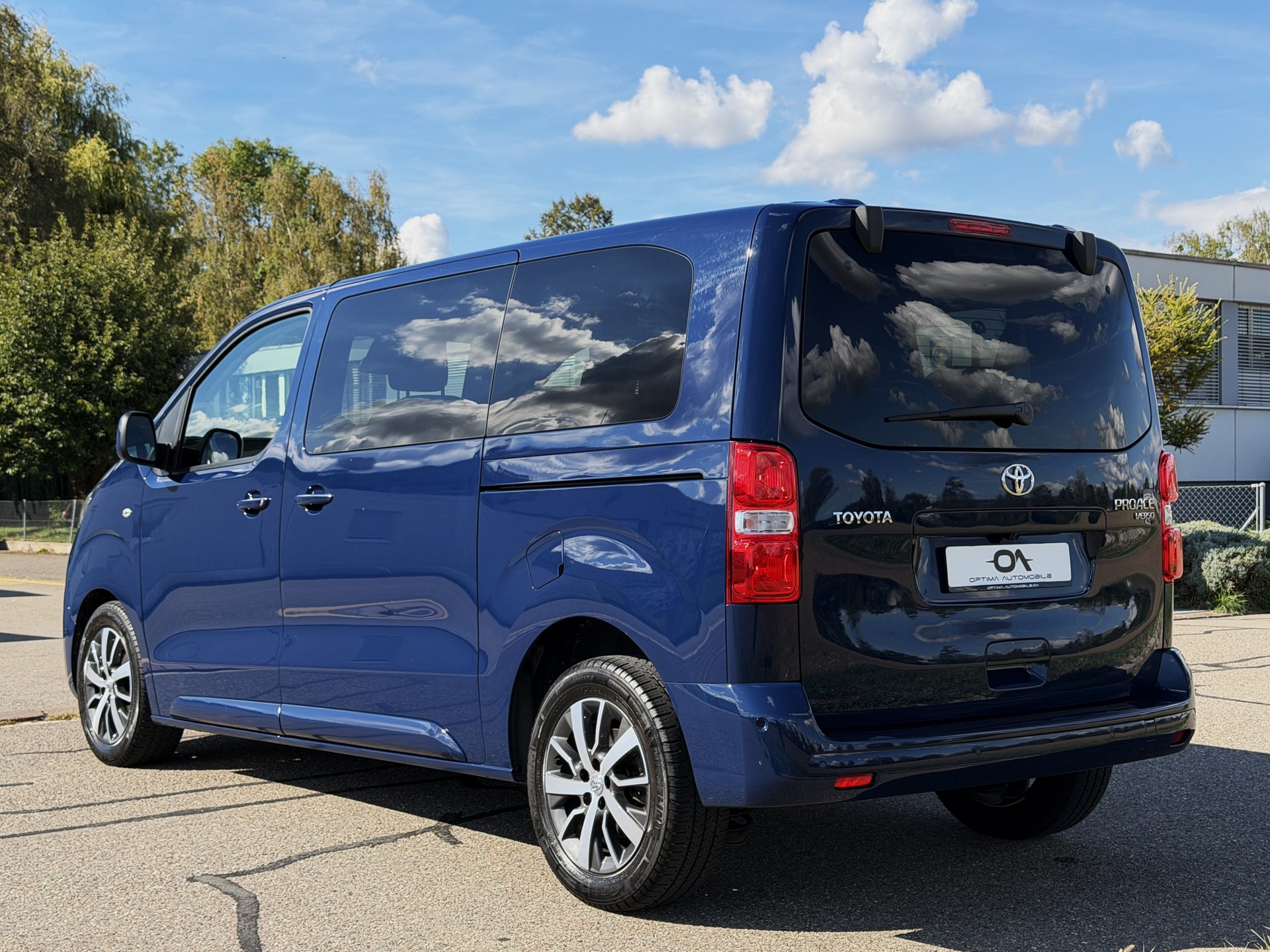 TOYOTA Proace Verso 2.0 D-4D Family L1 - *8-PLÄTZER / 1. HAND* - *TOP-AUSSTATTUNG* - *8-FACH ALU & GARANTIE*-image-5