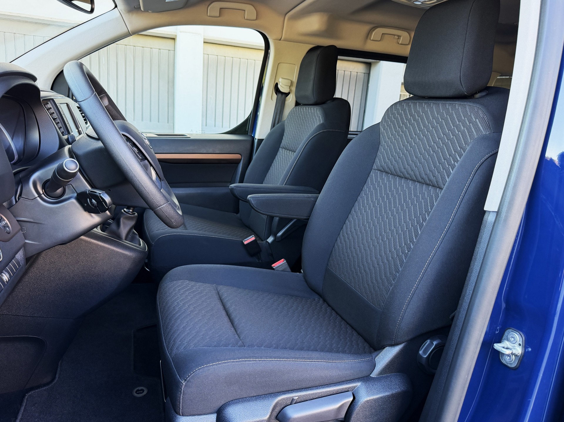 TOYOTA Proace Verso 2.0 D-4D Family L1 - *8-PLÄTZER / 1. HAND* - *TOP-AUSSTATTUNG* - *8-FACH ALU & GARANTIE*-image-15