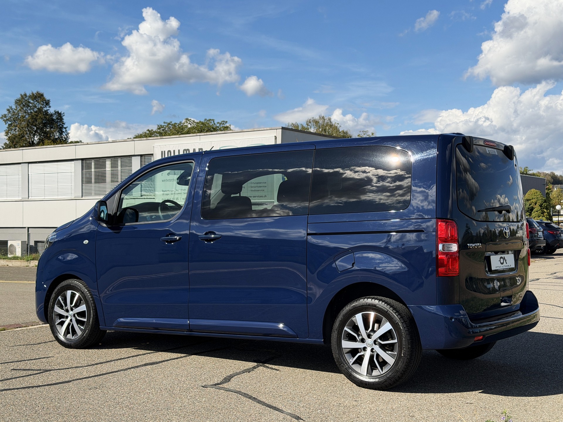 TOYOTA Proace Verso 2.0 D-4D Family L1 - *8-PLÄTZER / 1. HAND* - *TOP-AUSSTATTUNG* - *8-FACH ALU & GARANTIE*-image-4