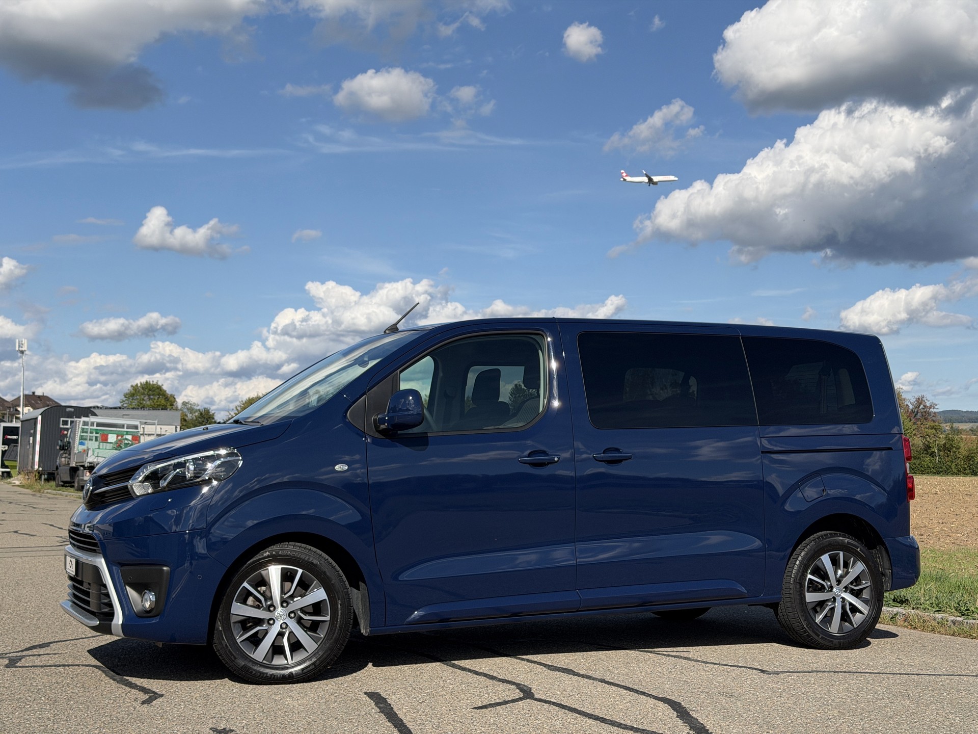 TOYOTA Proace Verso 2.0 D-4D Family L1 - *8-PLÄTZER / 1. HAND* - *TOP-AUSSTATTUNG* - *8-FACH ALU & GARANTIE*-image-3