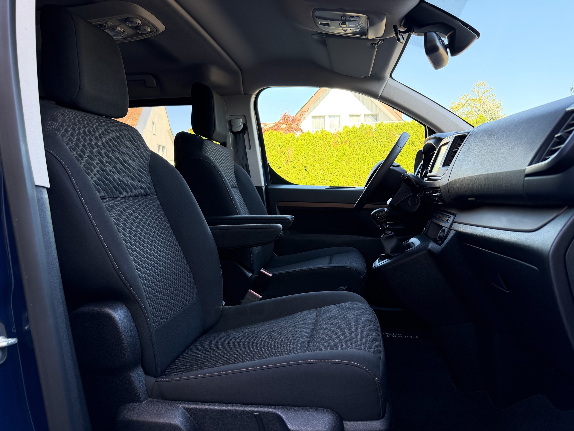 TOYOTA Proace Verso 2.0 D-4D Family L1 - *8-PLÄTZER / 1. HAND* - *TOP-AUSSTATTUNG* - *8-FACH ALU & GARANTIE*-image-17