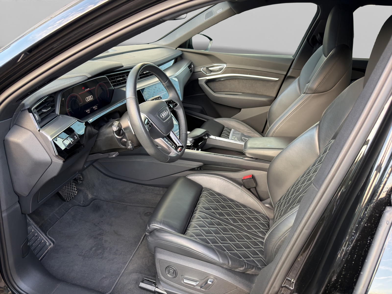 AUDI e-tron 55 S Line Black Edition quattro-image-6