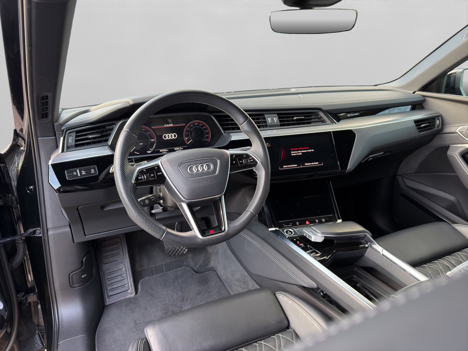 AUDI e-tron 55 S Line Black Edition quattro-image-7
