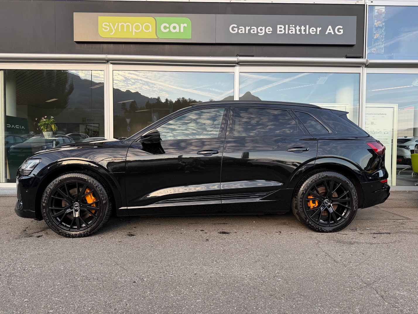 AUDI e-tron 55 S Line Black Edition quattro-image-12