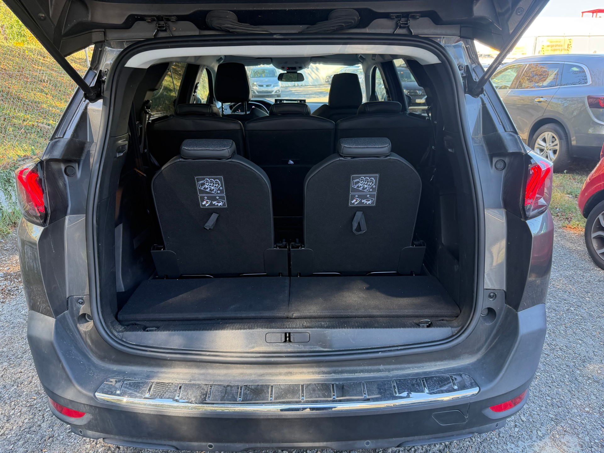 PEUGEOT 5008 1.2 Pure Tech Allure Pack EAT8-image-6