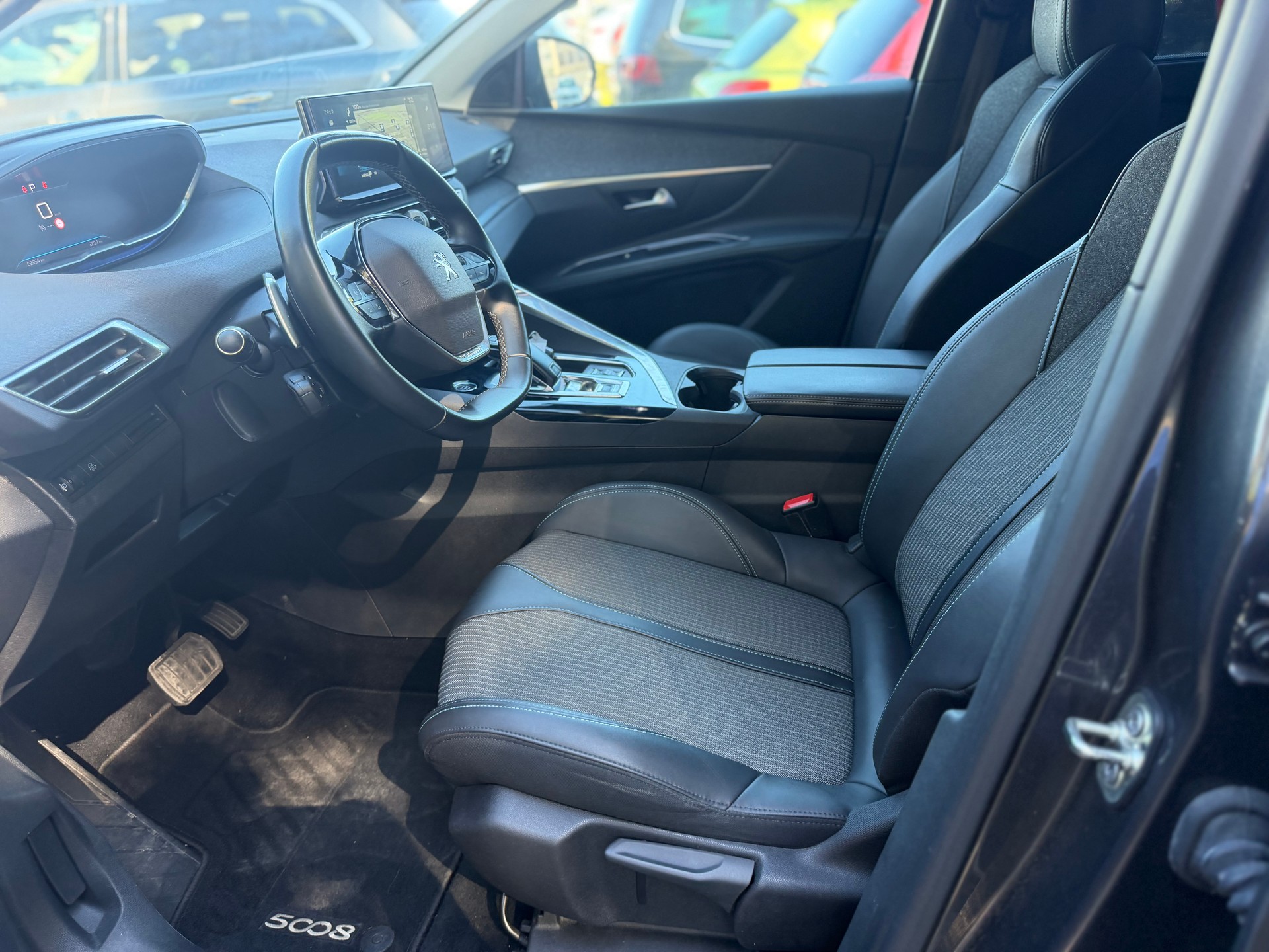PEUGEOT 5008 1.2 Pure Tech Allure Pack EAT8-image-11