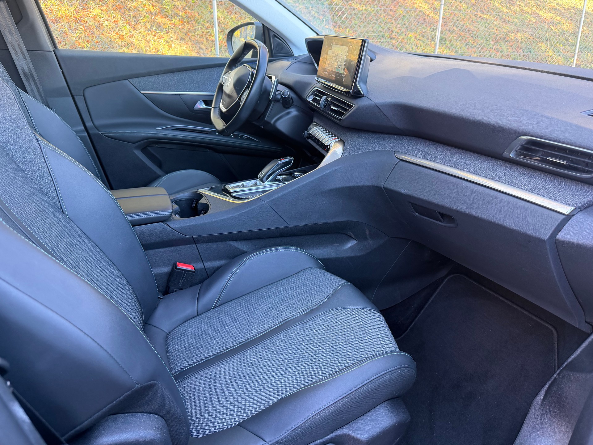 PEUGEOT 5008 1.2 Pure Tech Allure Pack EAT8-image-8
