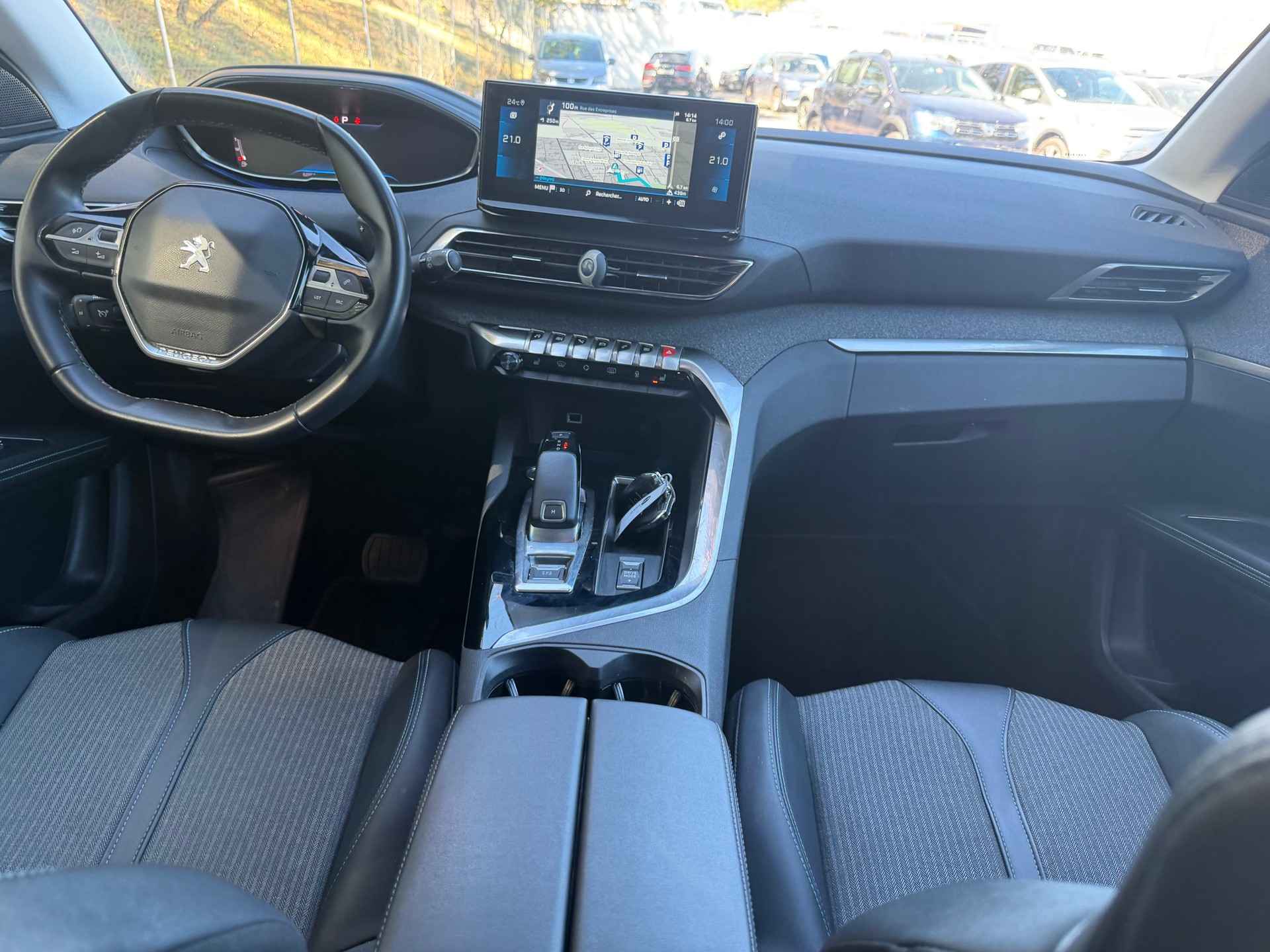 PEUGEOT 5008 1.2 Pure Tech Allure Pack EAT8-image-10